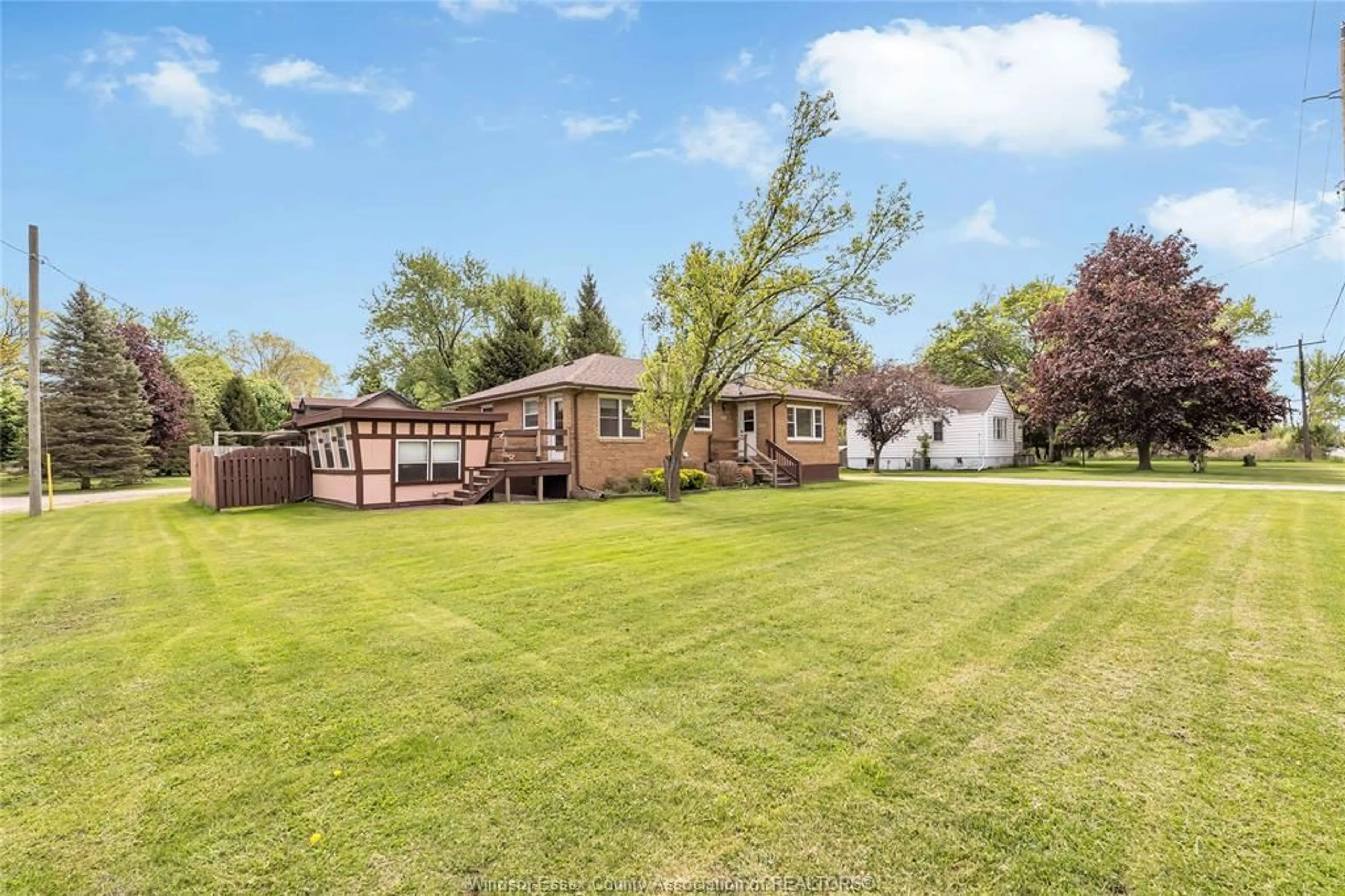 A pic from outside/outdoor area/front of a property/back of a property/a pic from drone, unknown for 5505 MALDEN Rd, Windsor Ontario N9E 3W1