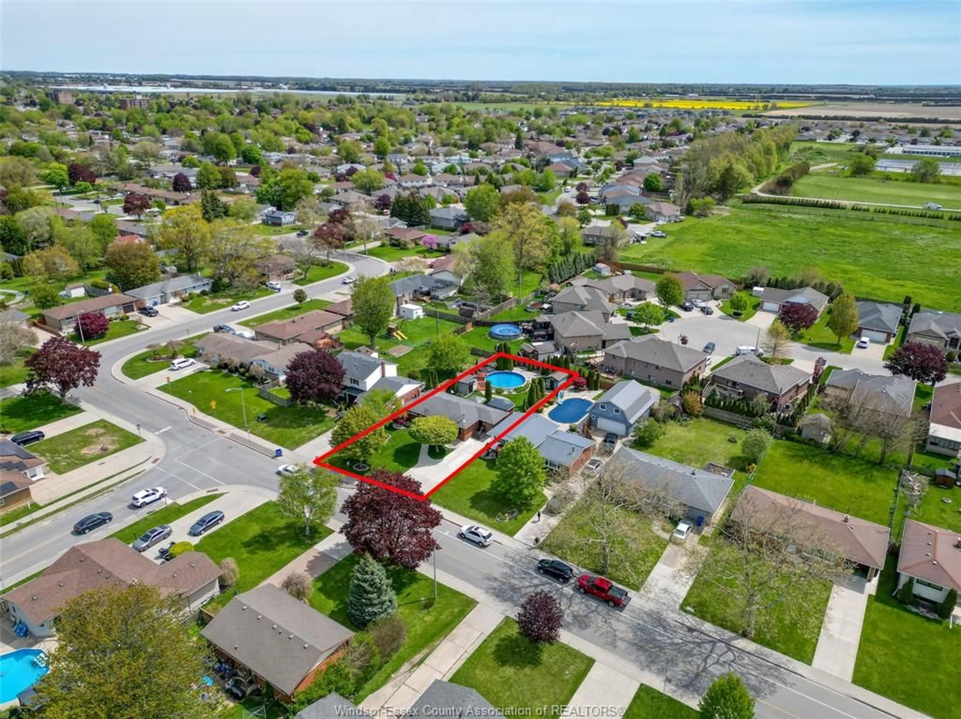A pic from outside/outdoor area/front of a property/back of a property/a pic from drone, street for 112 DANFORTH Ave, Leamington Ontario N8H 2R2
