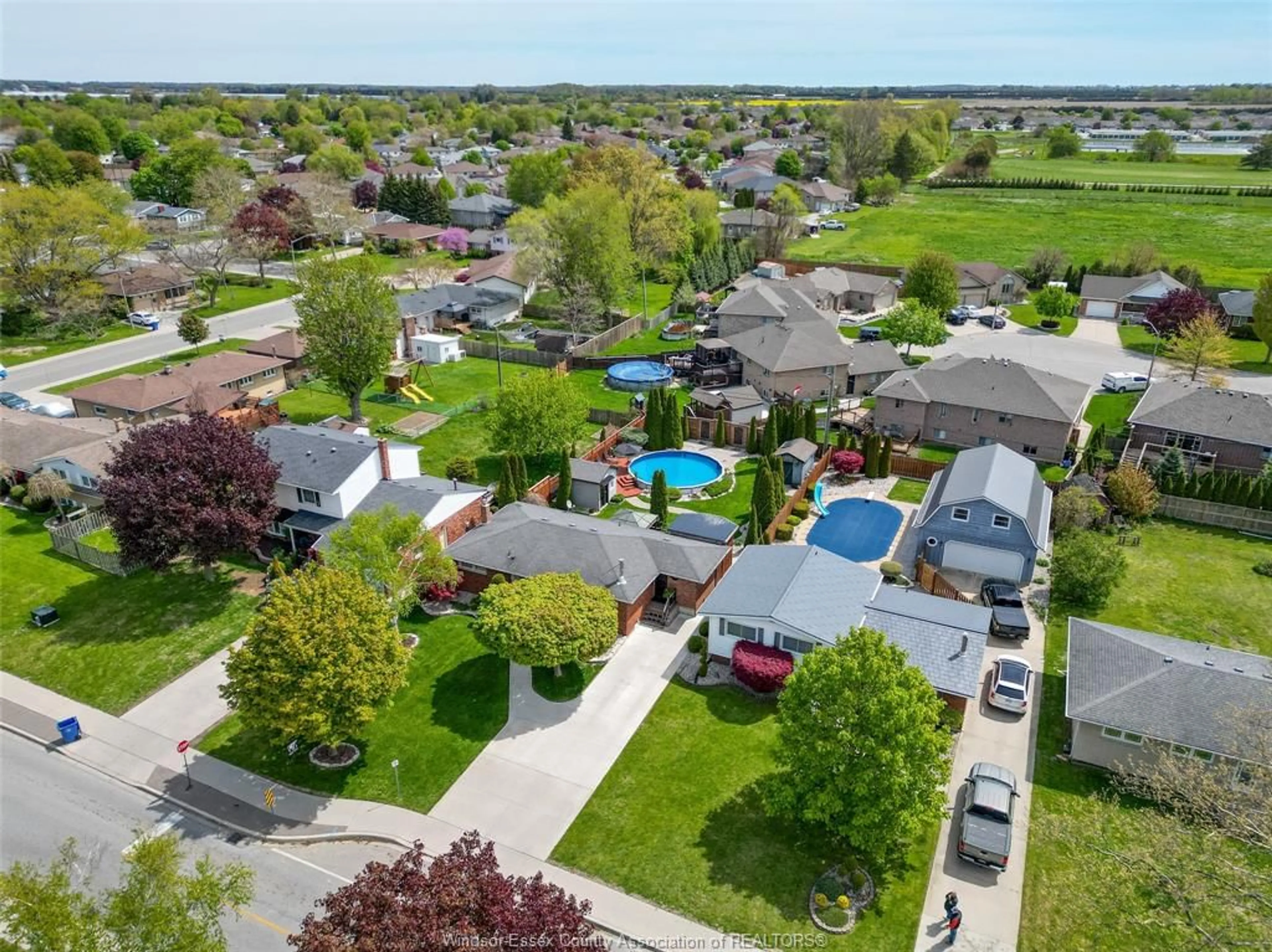 A pic from outside/outdoor area/front of a property/back of a property/a pic from drone, street for 112 DANFORTH Ave, Leamington Ontario N8H 2R2