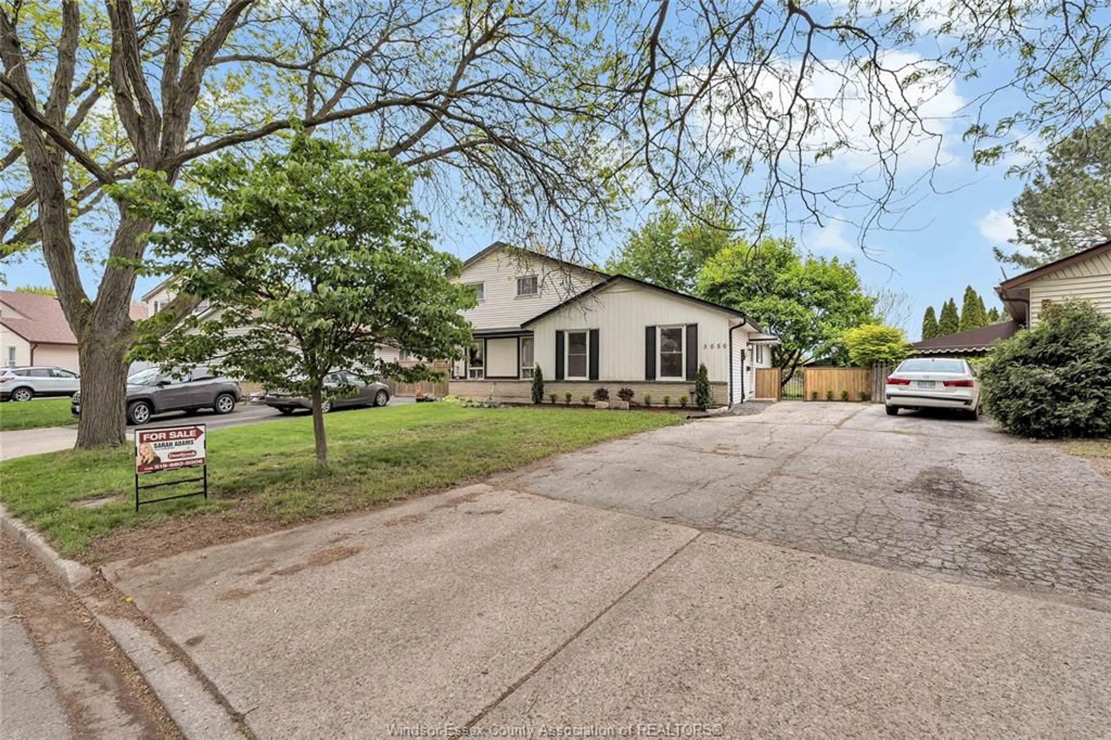 A pic from outside/outdoor area/front of a property/back of a property/a pic from drone, street for 3050 ERINDALE Cres, Windsor Ontario N8W 4Y8