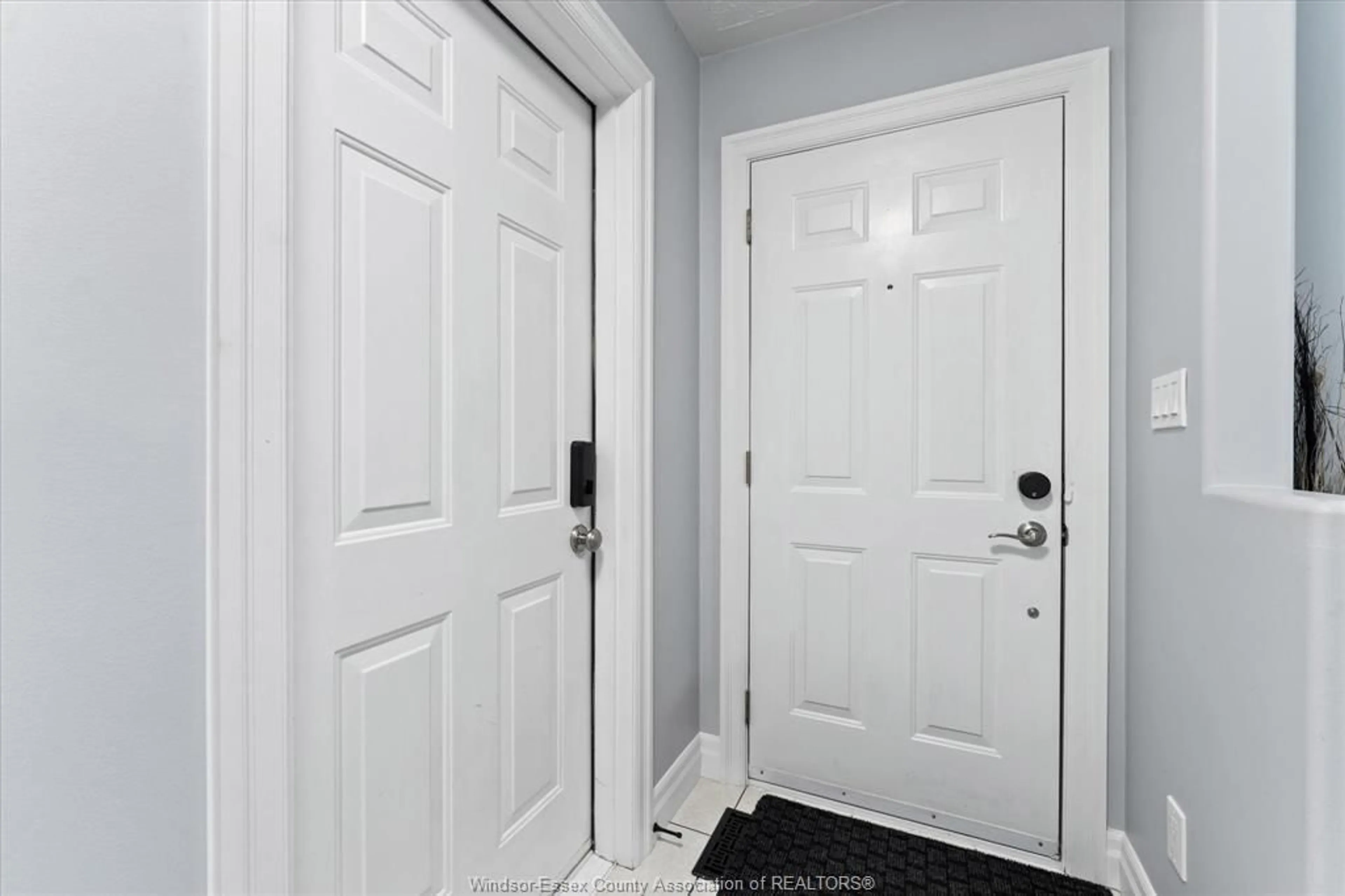 Indoor entryway for 1736 VICKY Cir, Windsor Ontario N8W 5P6