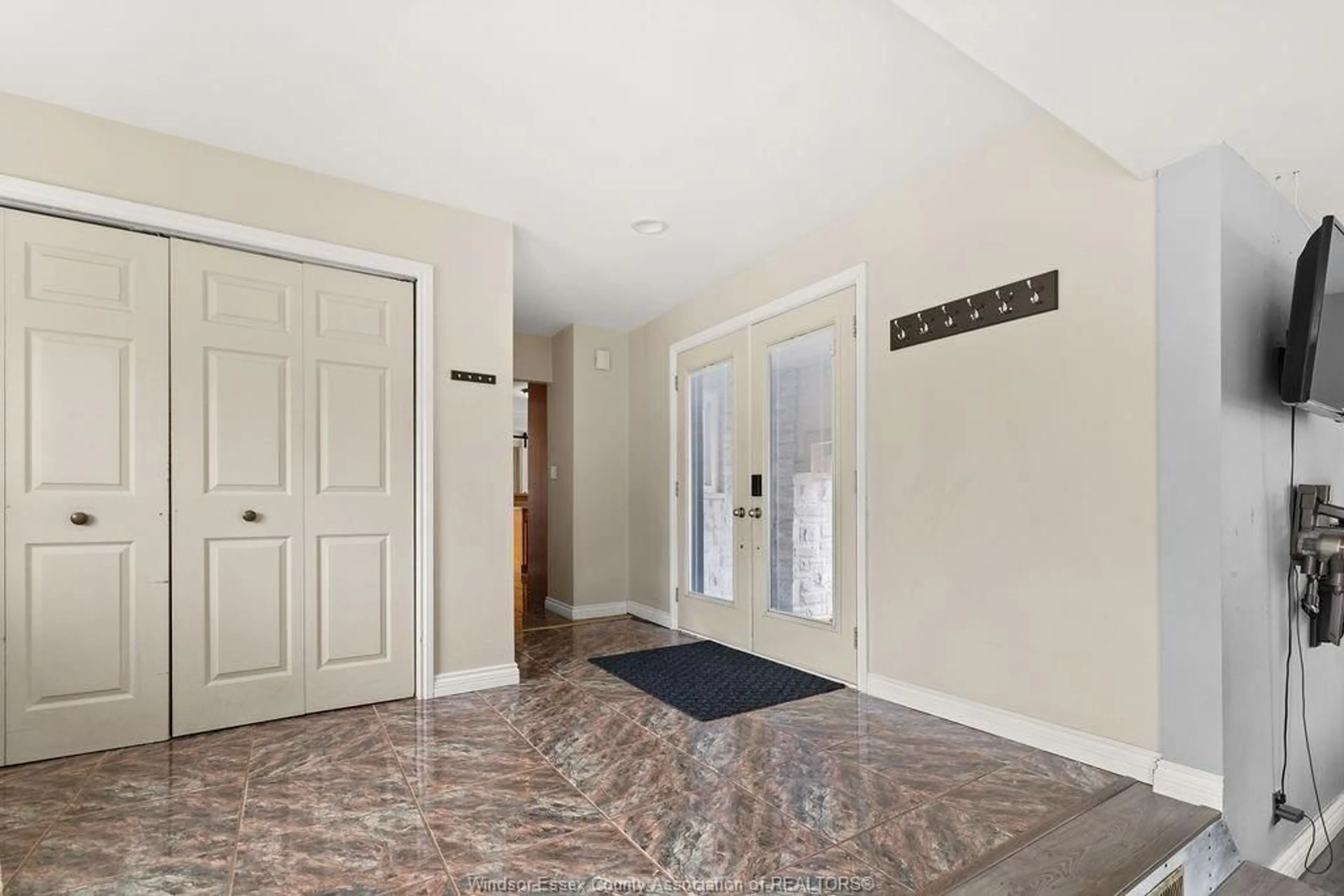 Indoor entryway for 1350 LAURIER, LaSalle Ontario N9J 1N3