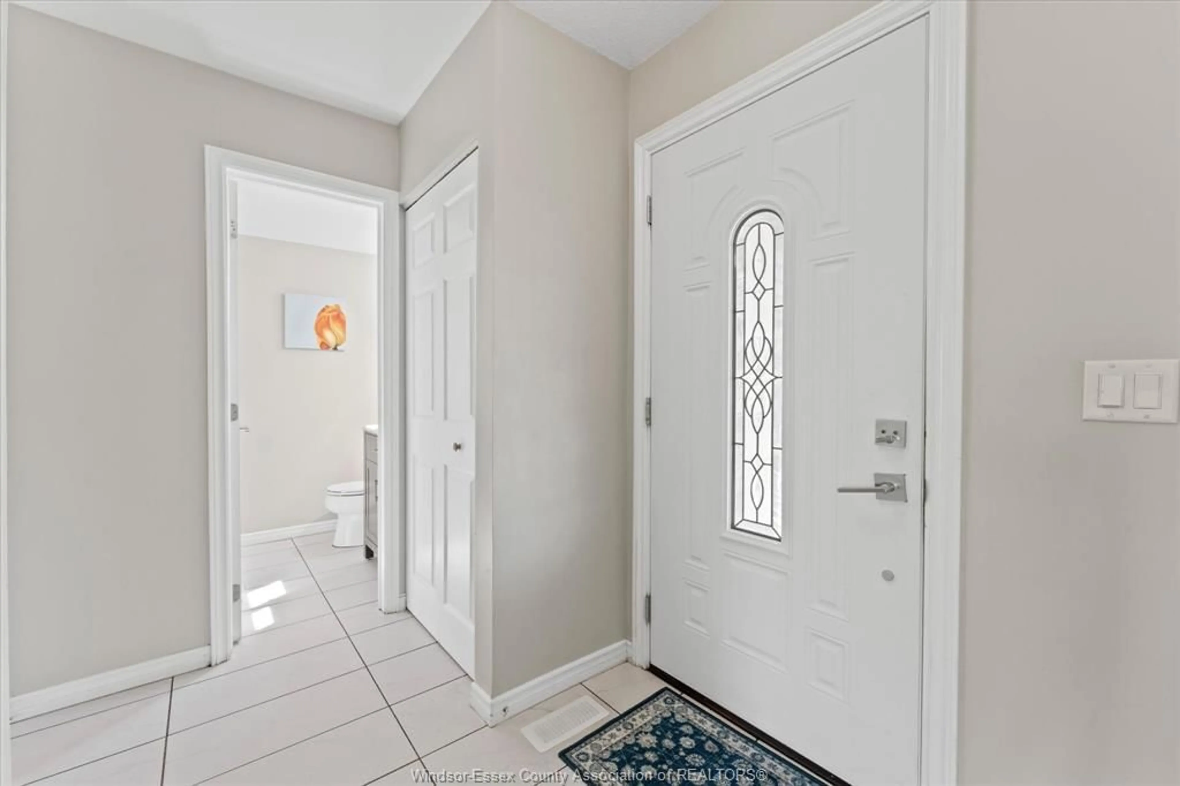 Indoor entryway for 8020 MOLNAR, Windsor Ontario N8R 2A5
