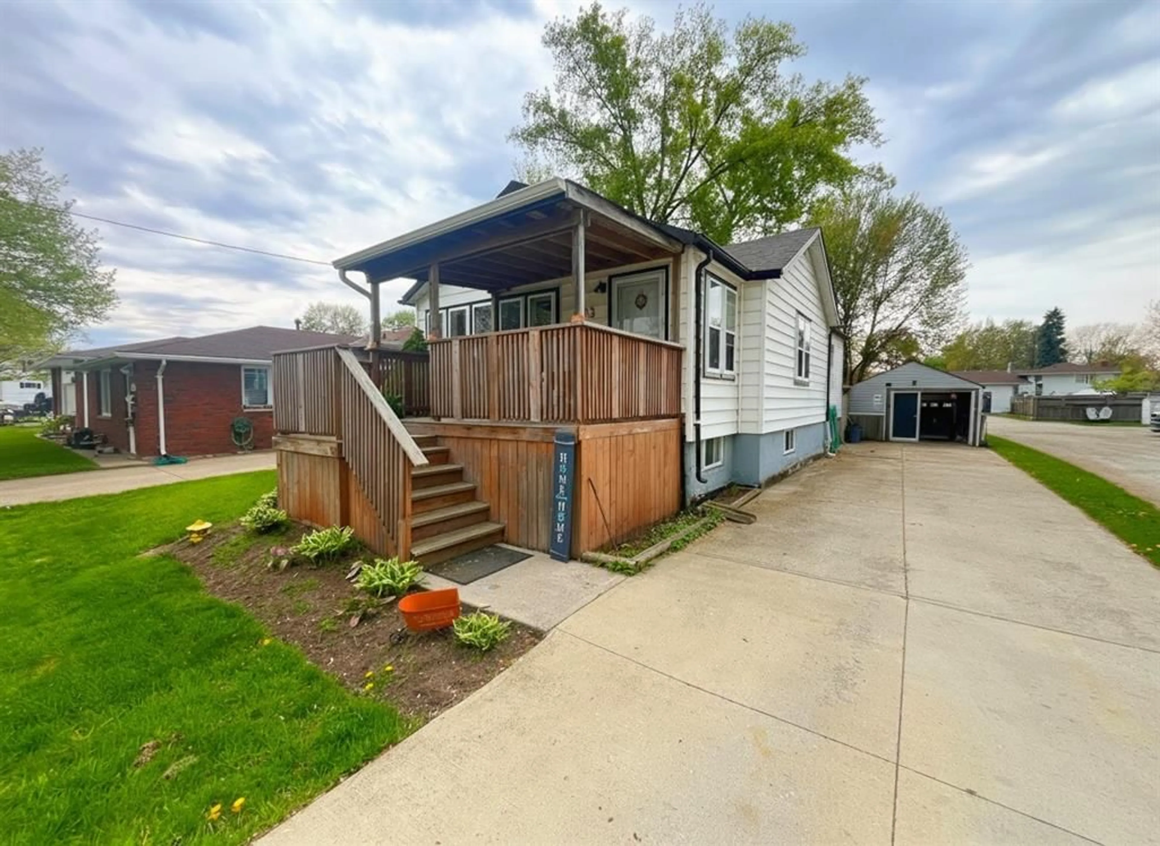 A pic from outside/outdoor area/front of a property/back of a property/a pic from drone, street for 993 Murphy Rd, Sarnia Ontario N7S 2Y3