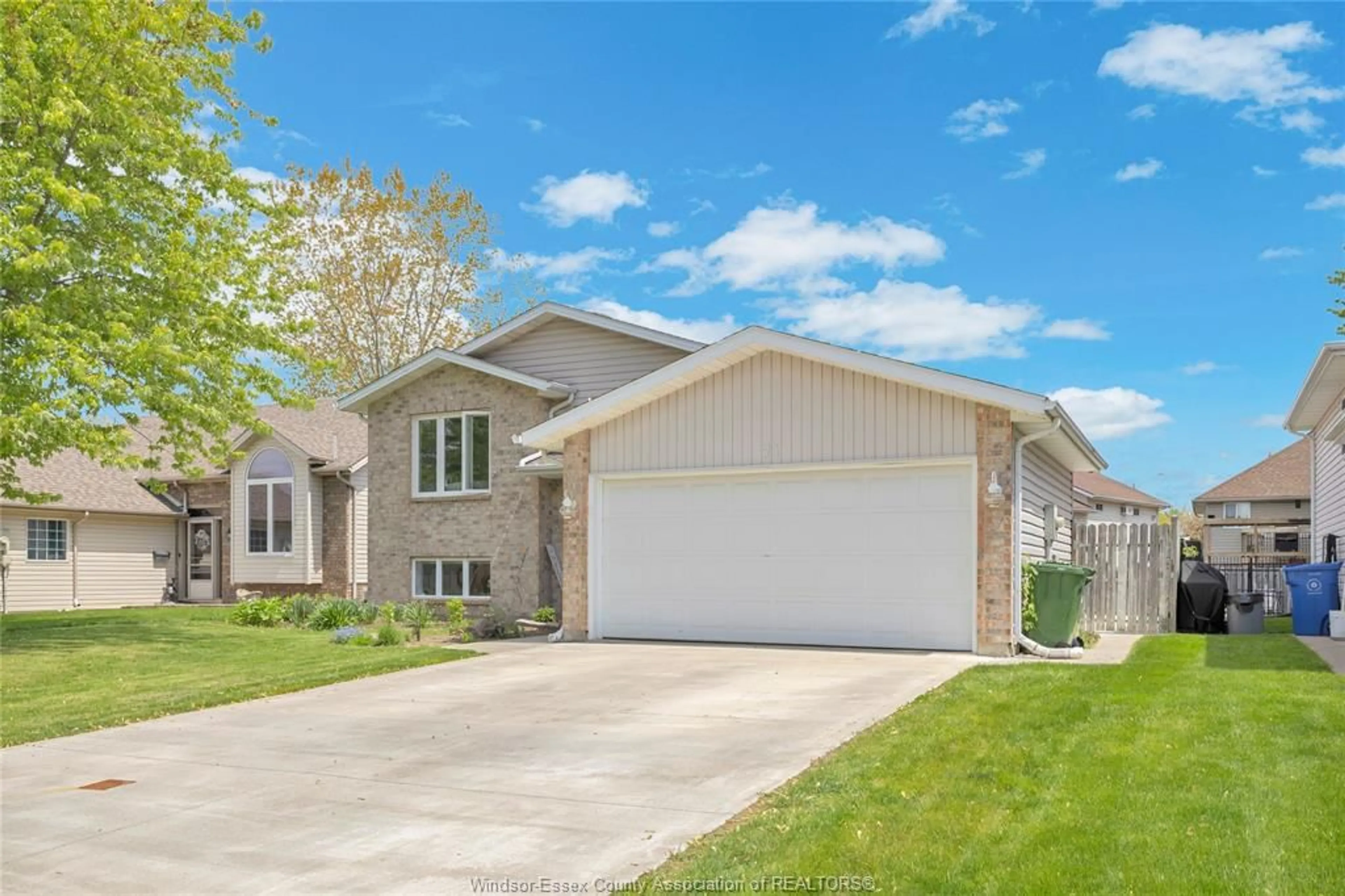 Home with vinyl exterior material, street for 71 MILNE St, Essex Ontario N8M 3G2