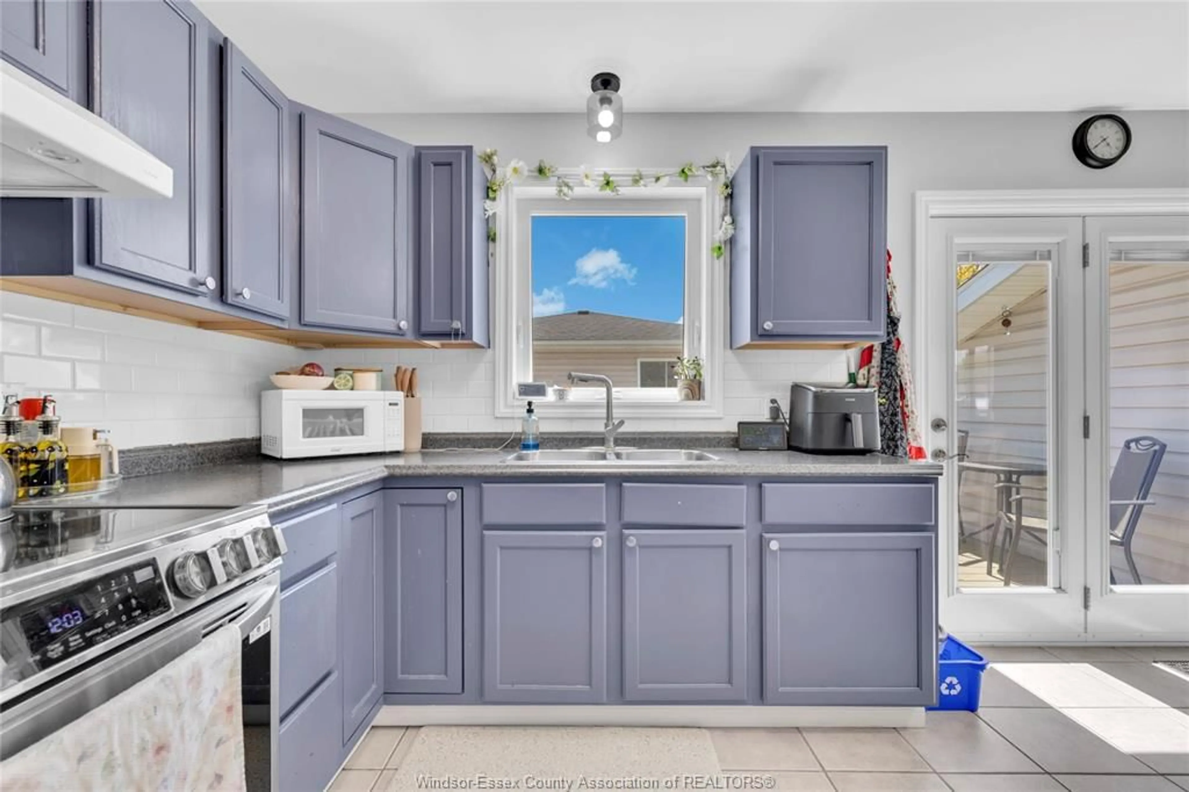 Standard kitchen, ceramic/tile floor for 71 MILNE St, Essex Ontario N8M 3G2