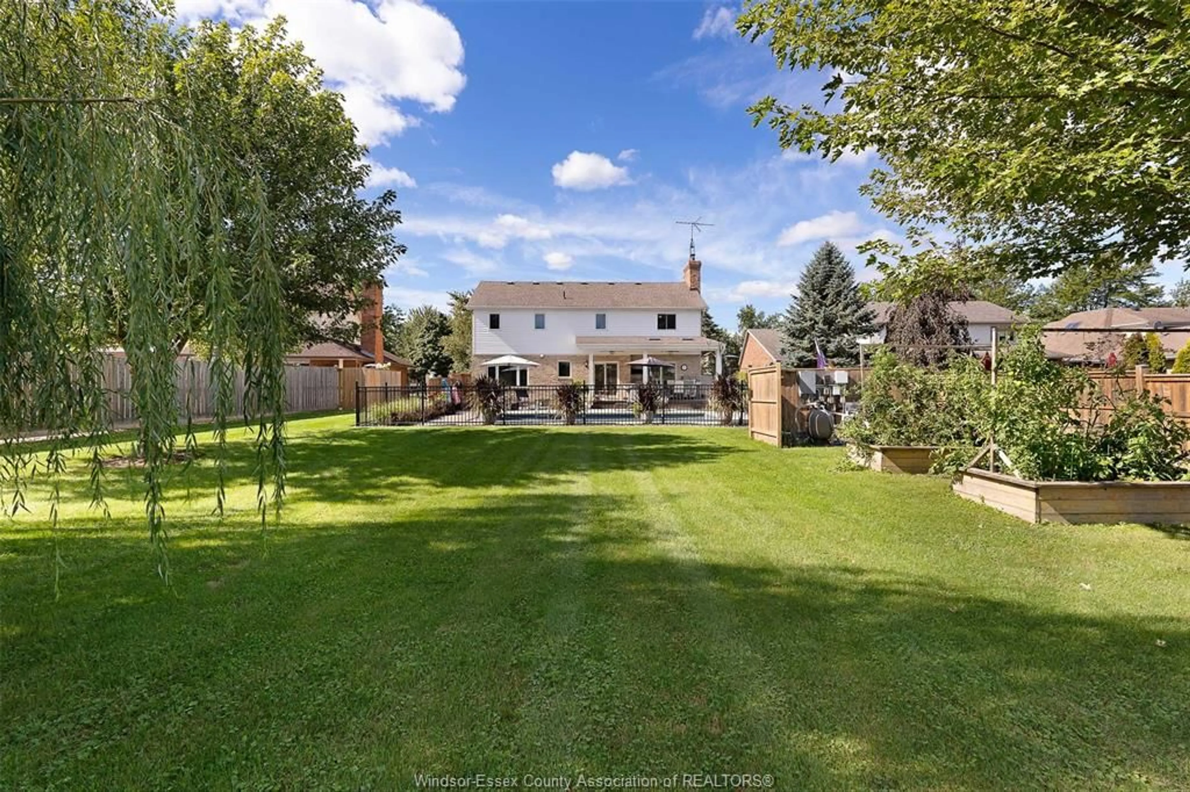 A pic from outside/outdoor area/front of a property/back of a property/a pic from drone, street for 229 IRWIN, Essex Ontario N8M 2T5