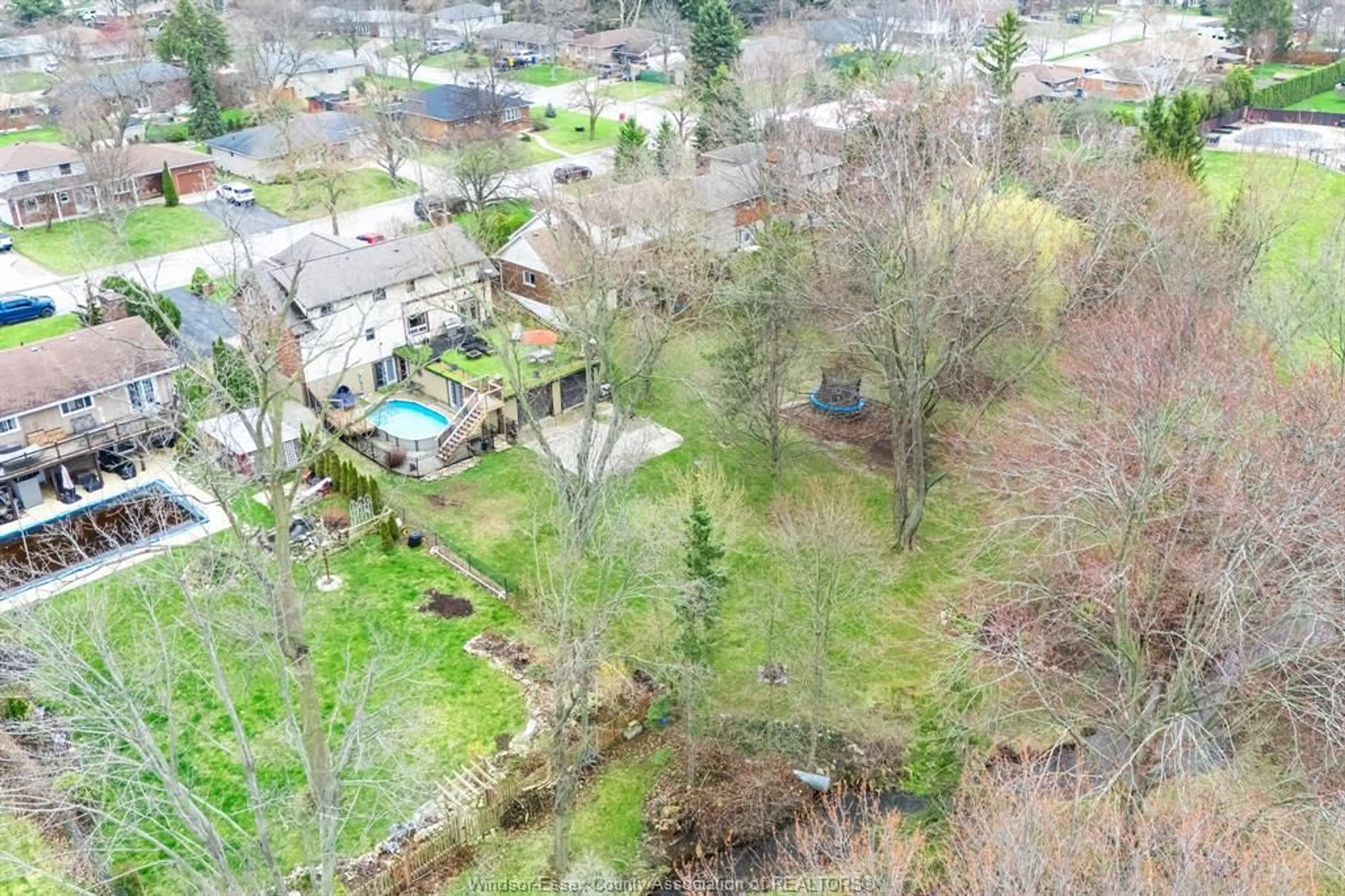 A pic from outside/outdoor area/front of a property/back of a property/a pic from drone, unknown for 122 Augustine, Kingsville Ontario N9Y 1C5