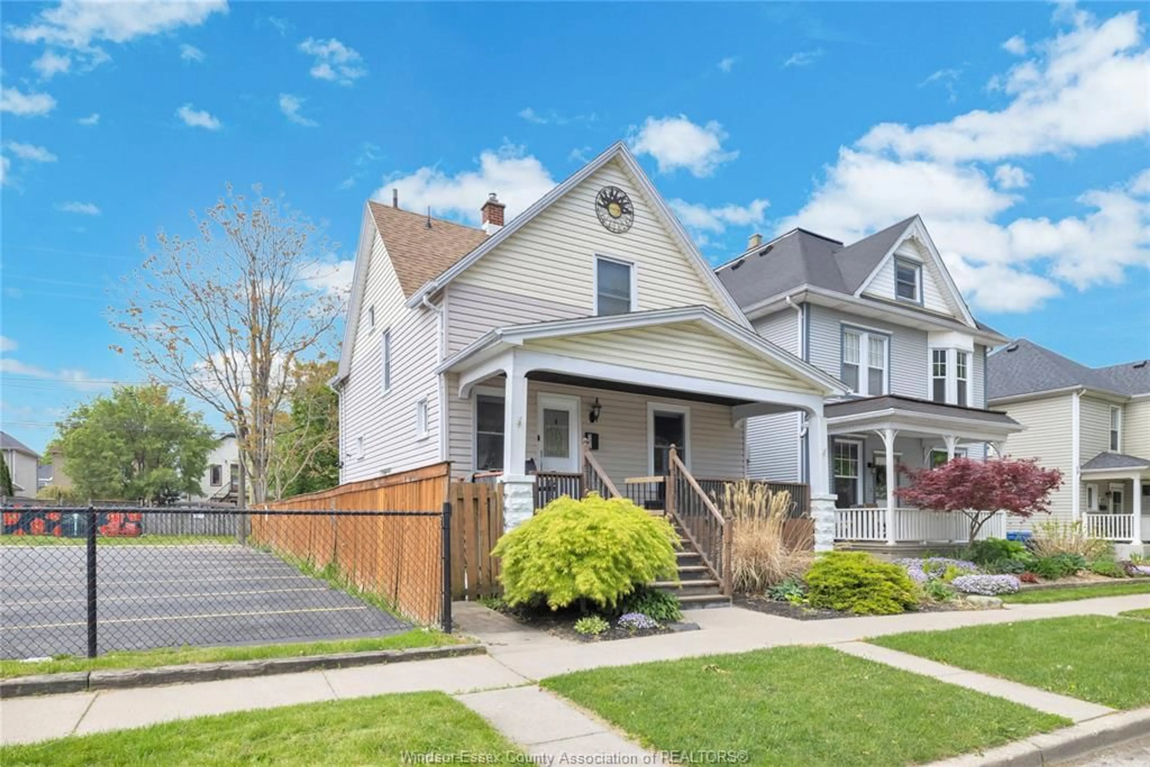 Home with vinyl exterior material, street for 521 WINDERMERE, Windsor Ontario N8Y 3C9
