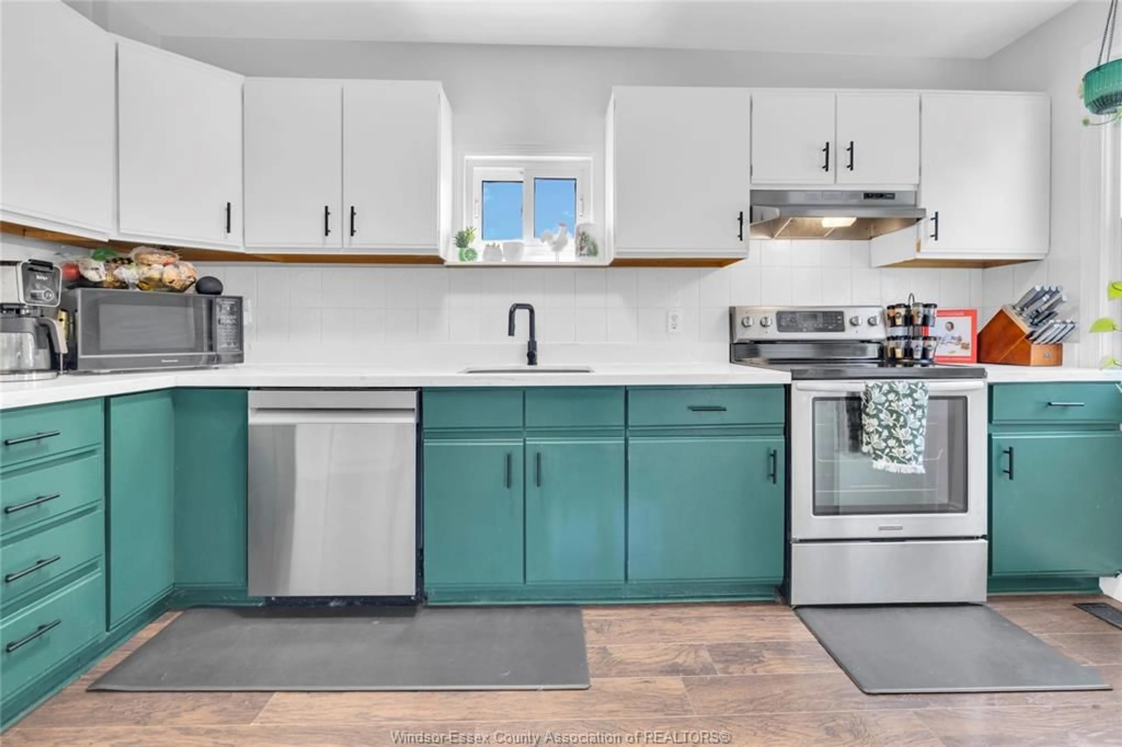 Open concept kitchen, ceramic/tile floor for 521 WINDERMERE, Windsor Ontario N8Y 3C9