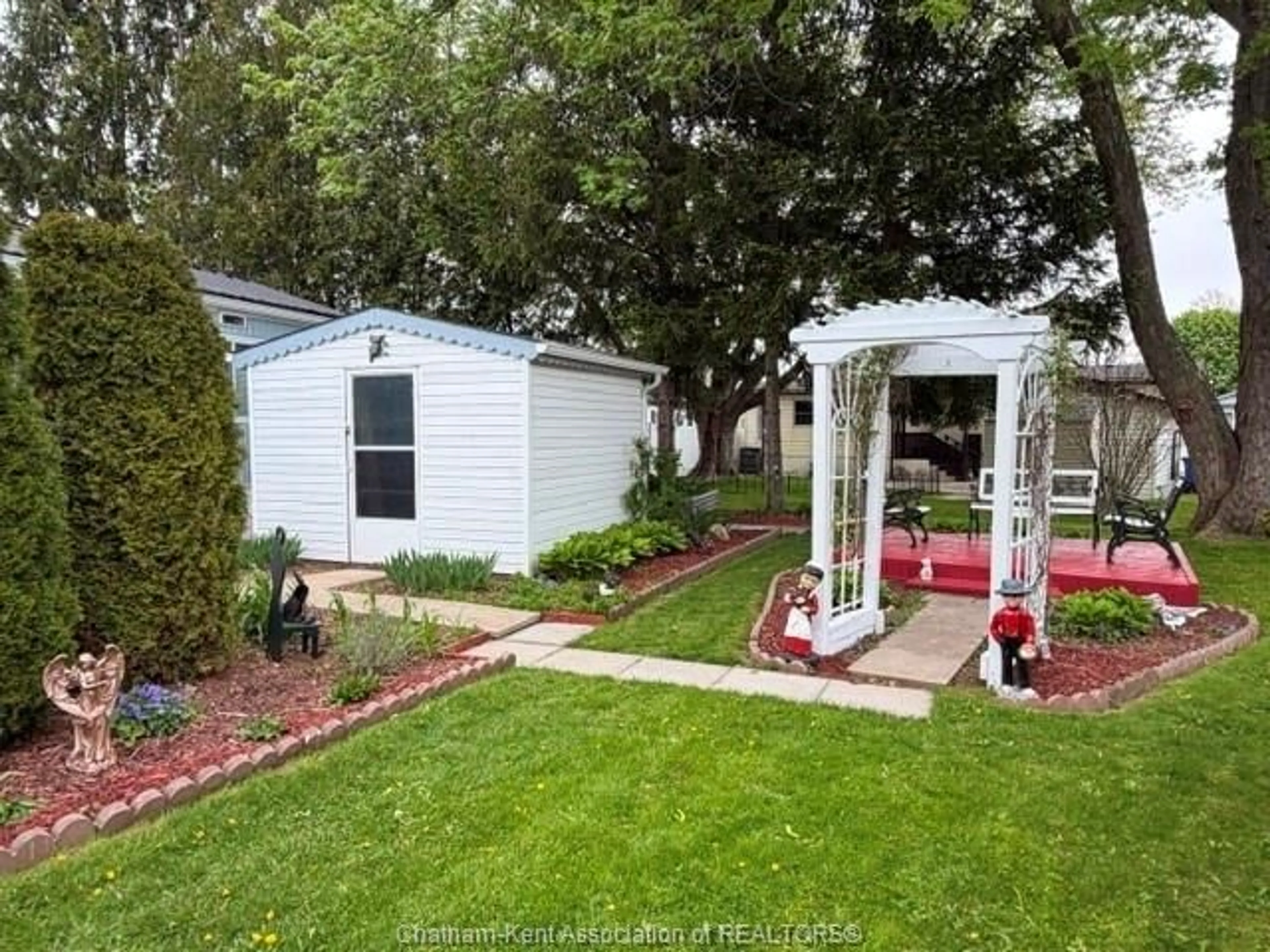 A pic from outside/outdoor area/front of a property/back of a property/a pic from drone, street for 44 DUNKIRK Dr, Chatham Ontario N7L 5A5