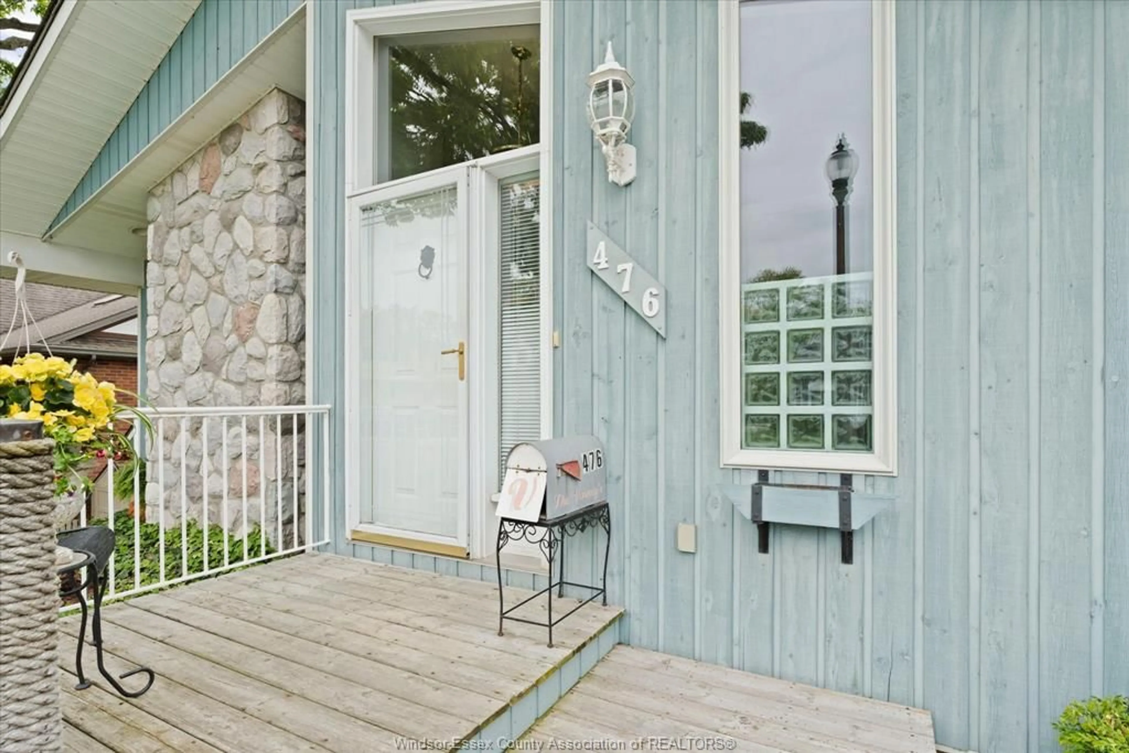Indoor entryway for 476 DALHOUSIE St, Amherstburg Ontario N9V 1X3