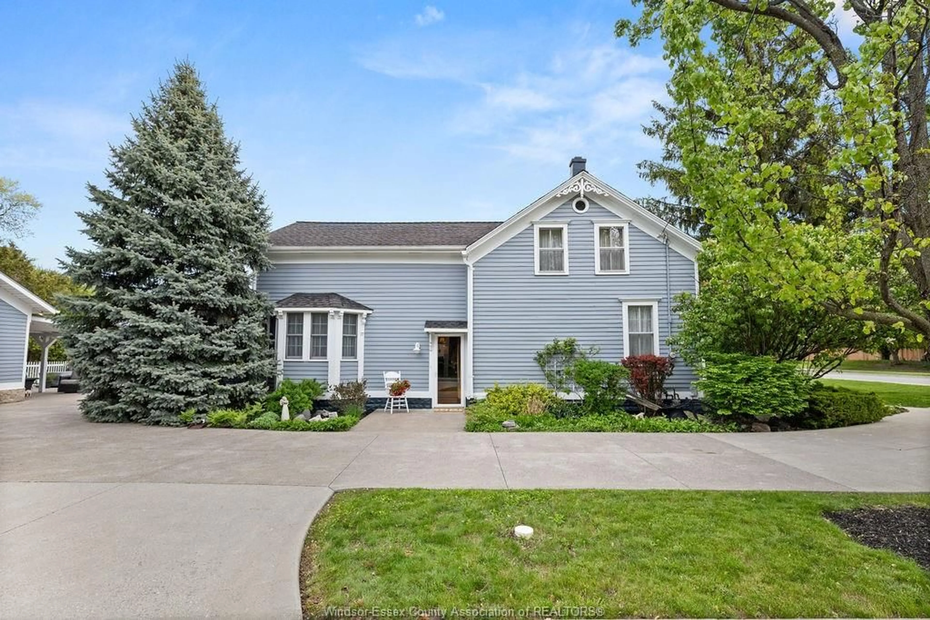 Home with vinyl exterior material, street for 14242 TECUMSEH Rd, Tecumseh Ontario N8N 1M8
