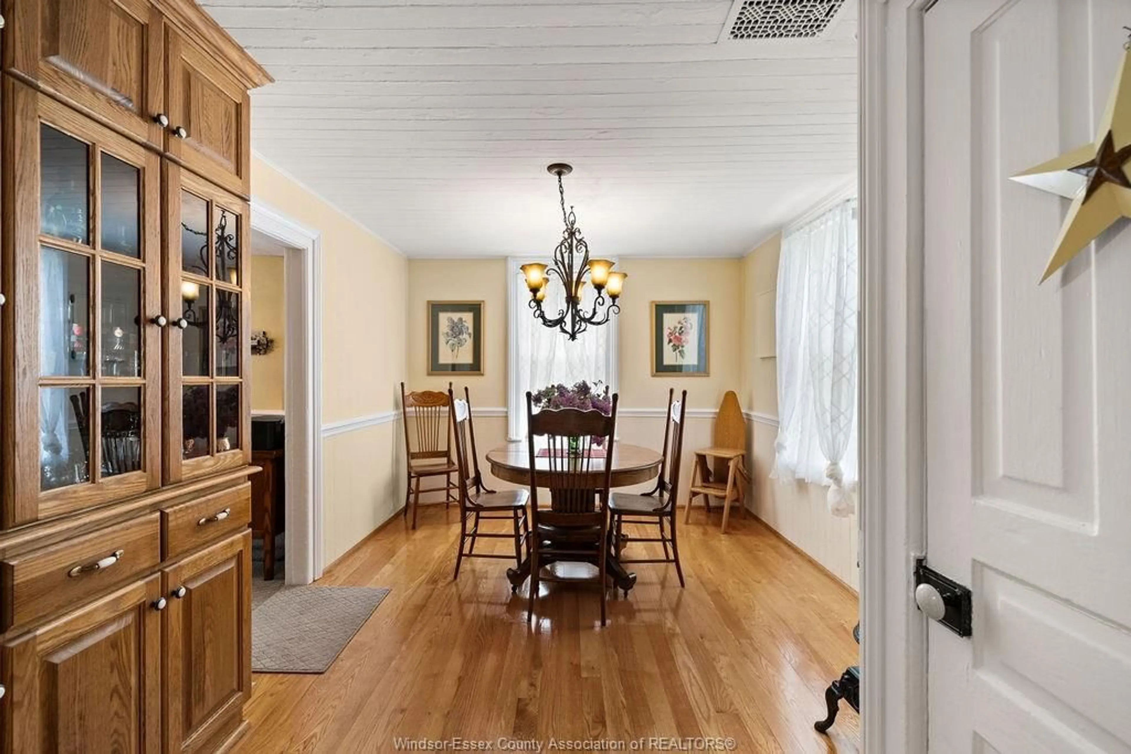Dining room, wood/laminate floor for 14242 TECUMSEH Rd, Tecumseh Ontario N8N 1M8