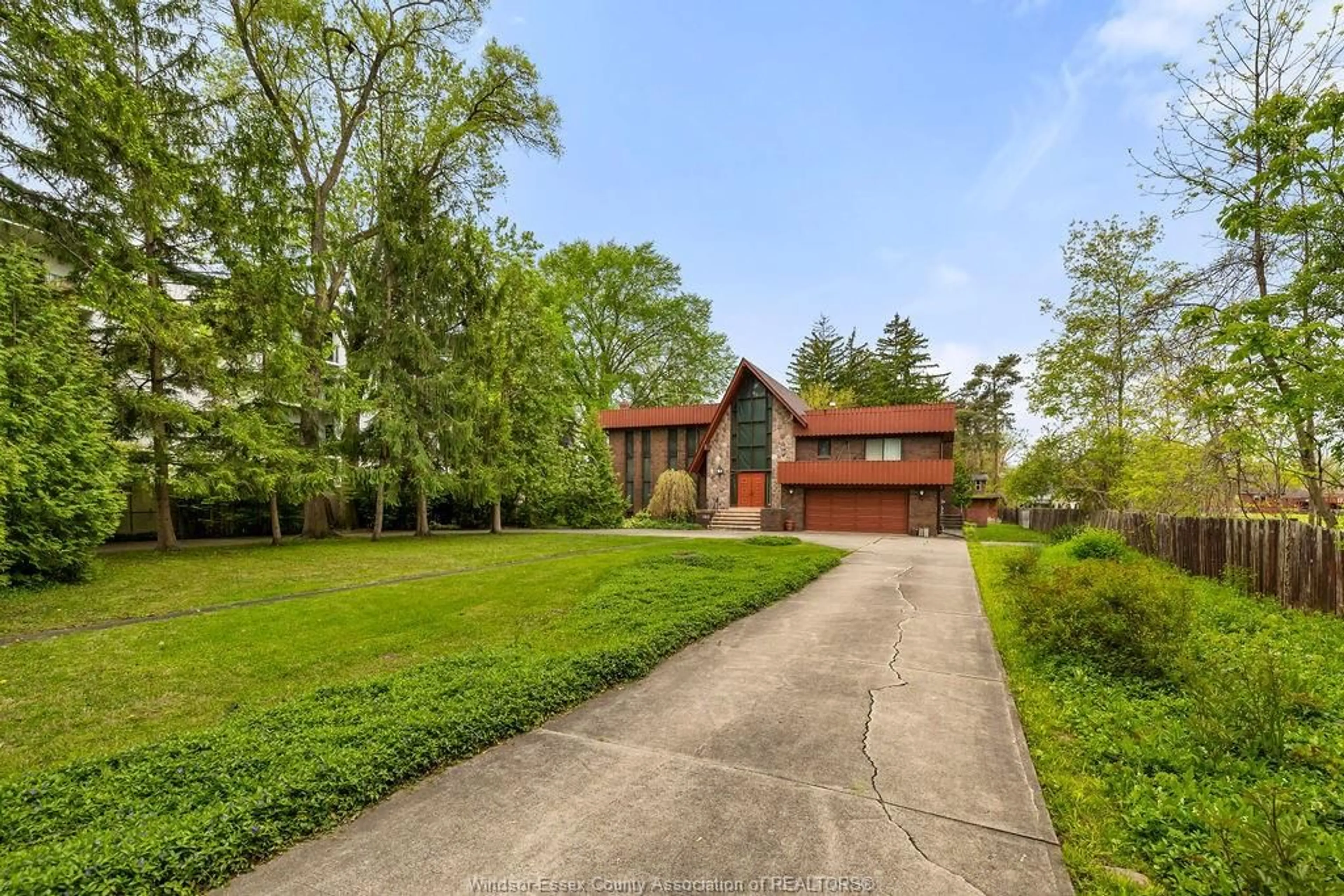 A pic from outside/outdoor area/front of a property/back of a property/a pic from drone, street for 3801 HOWARD Ave, Windsor Ontario N9E 3N8