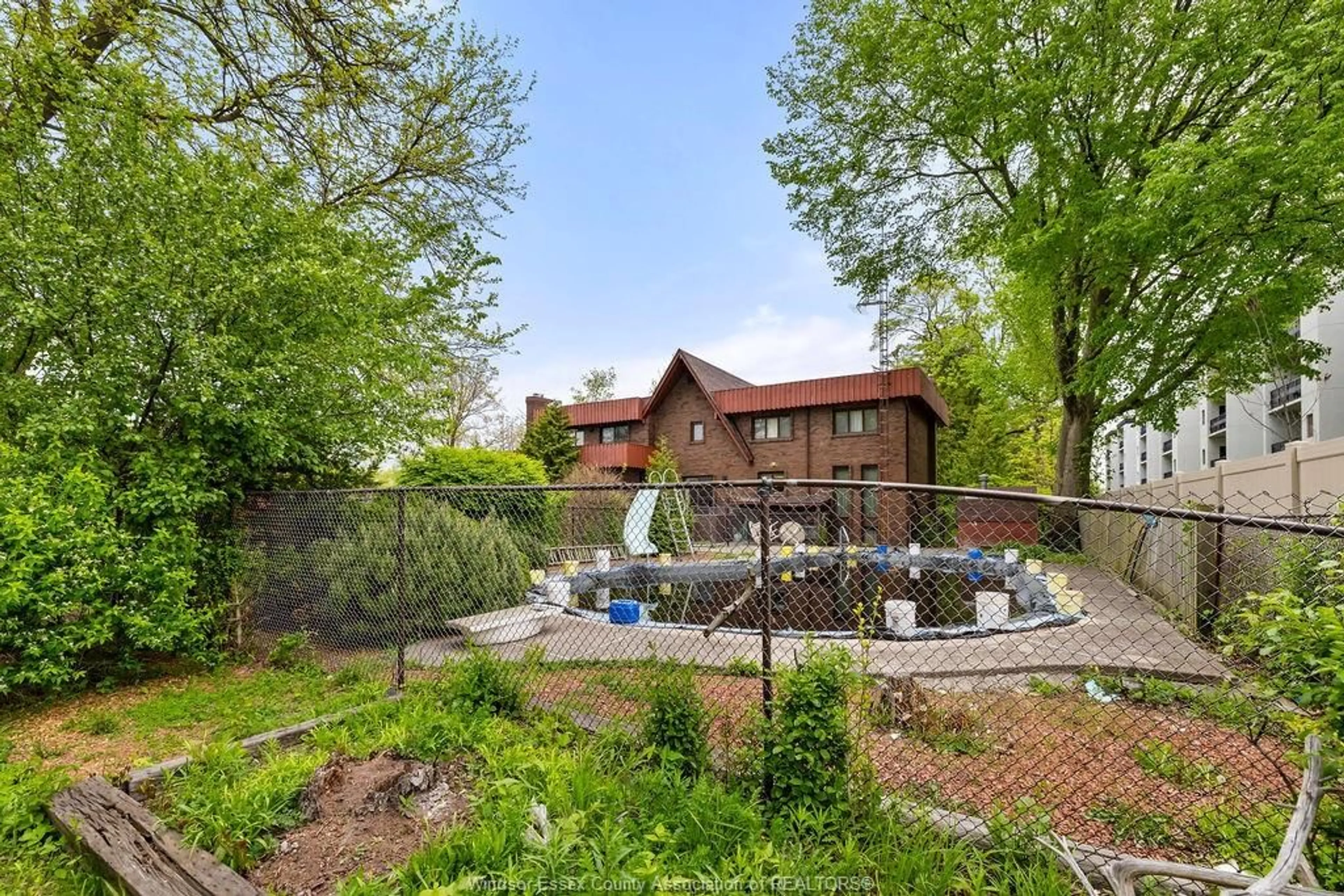 A pic from outside/outdoor area/front of a property/back of a property/a pic from drone, unknown for 3801 HOWARD Ave, Windsor Ontario N9E 3N8