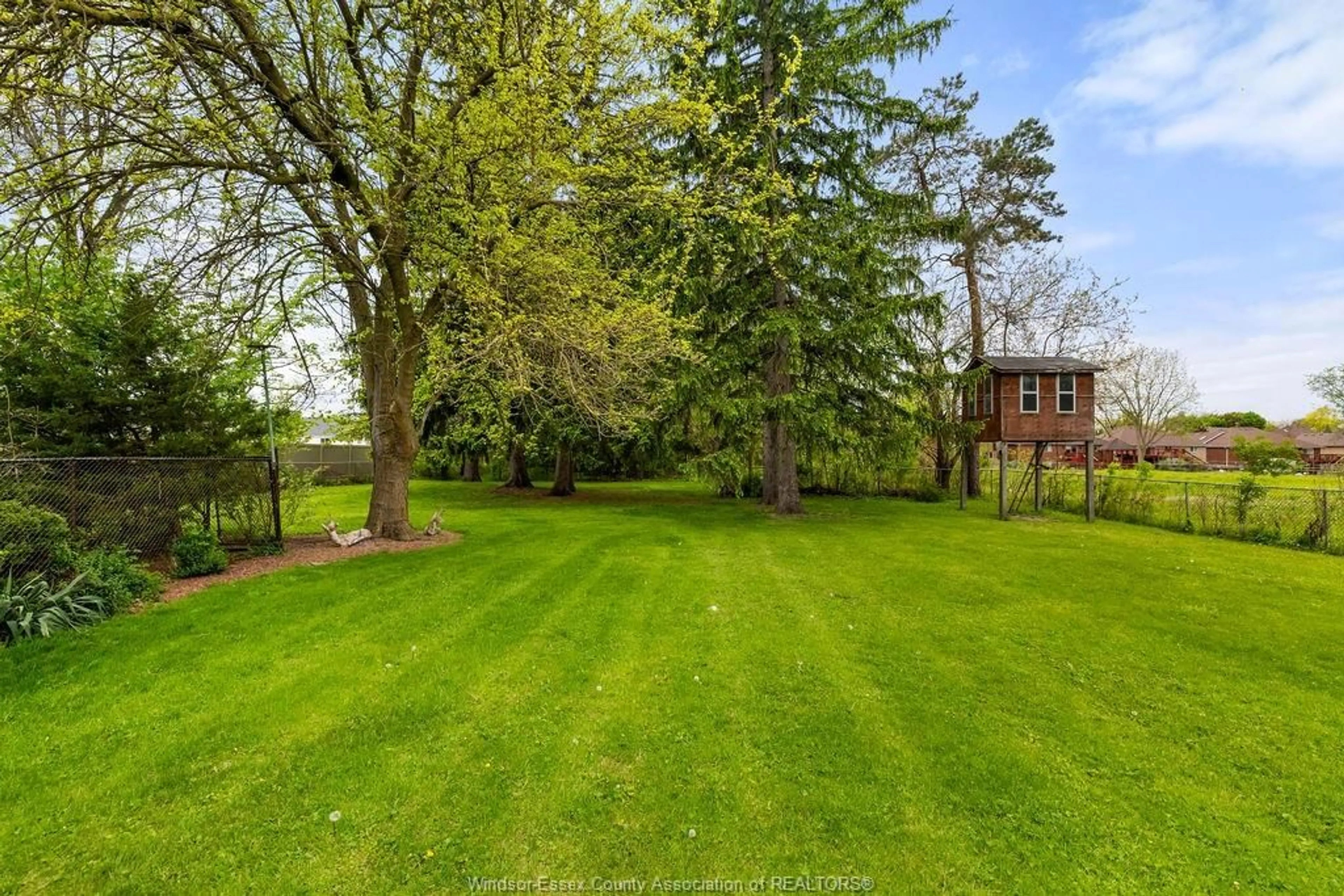 A pic from outside/outdoor area/front of a property/back of a property/a pic from drone, unknown for 3801 HOWARD Ave, Windsor Ontario N9E 3N8