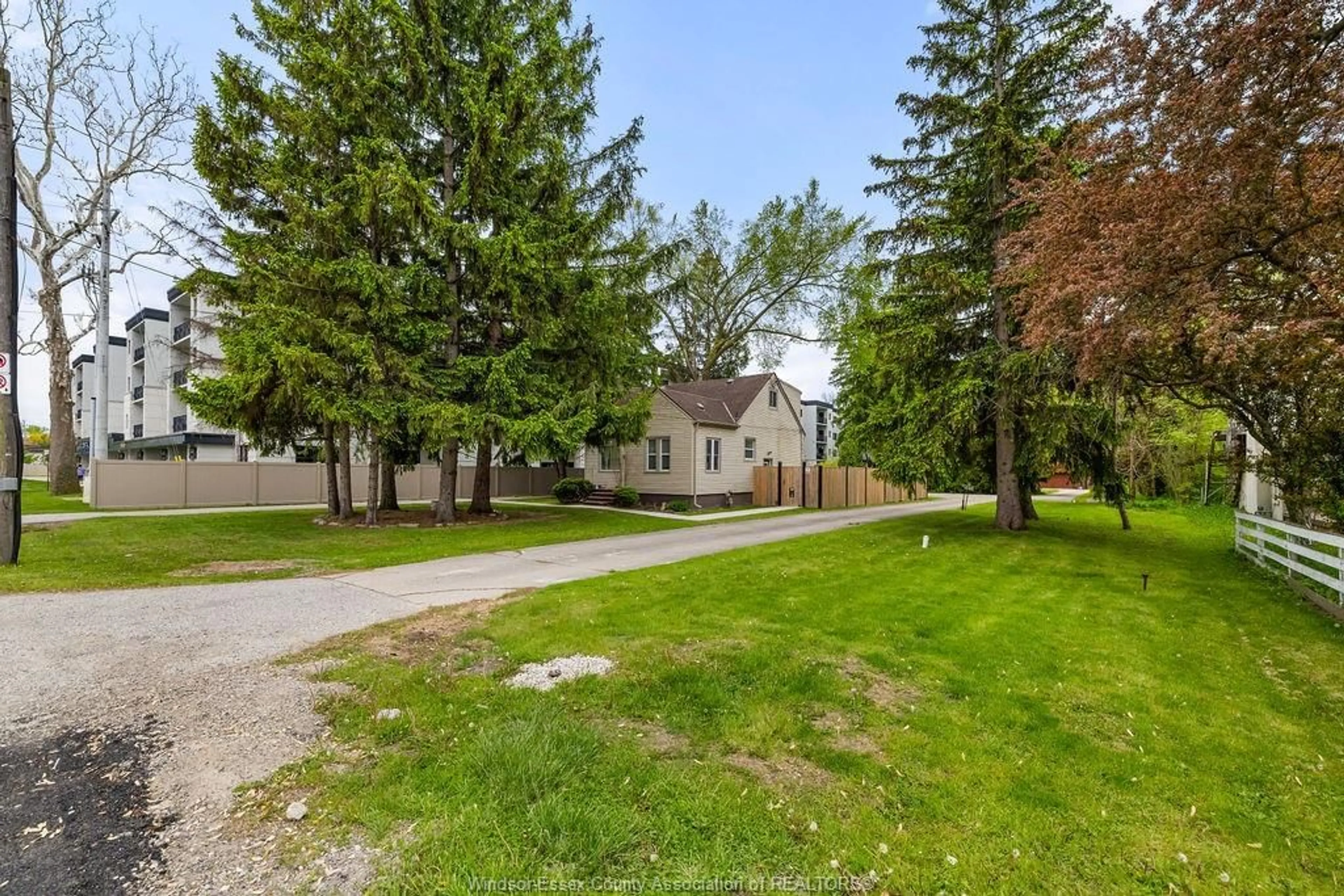 A pic from outside/outdoor area/front of a property/back of a property/a pic from drone, street for 3803 HOWARD Ave, Windsor Ontario N9E 3N8