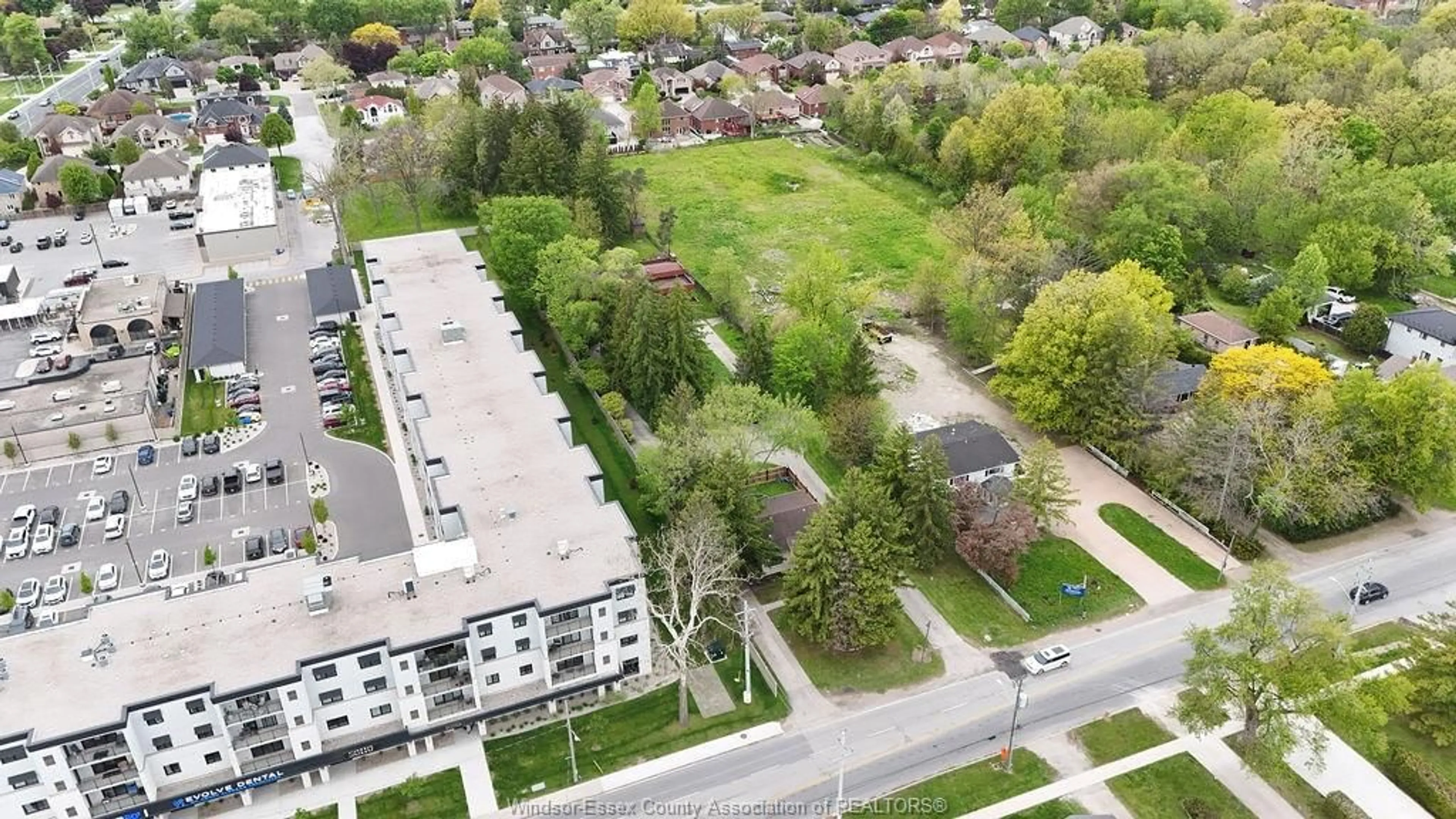 A pic from outside/outdoor area/front of a property/back of a property/a pic from drone, street for 3803 HOWARD Ave, Windsor Ontario N9E 3N8