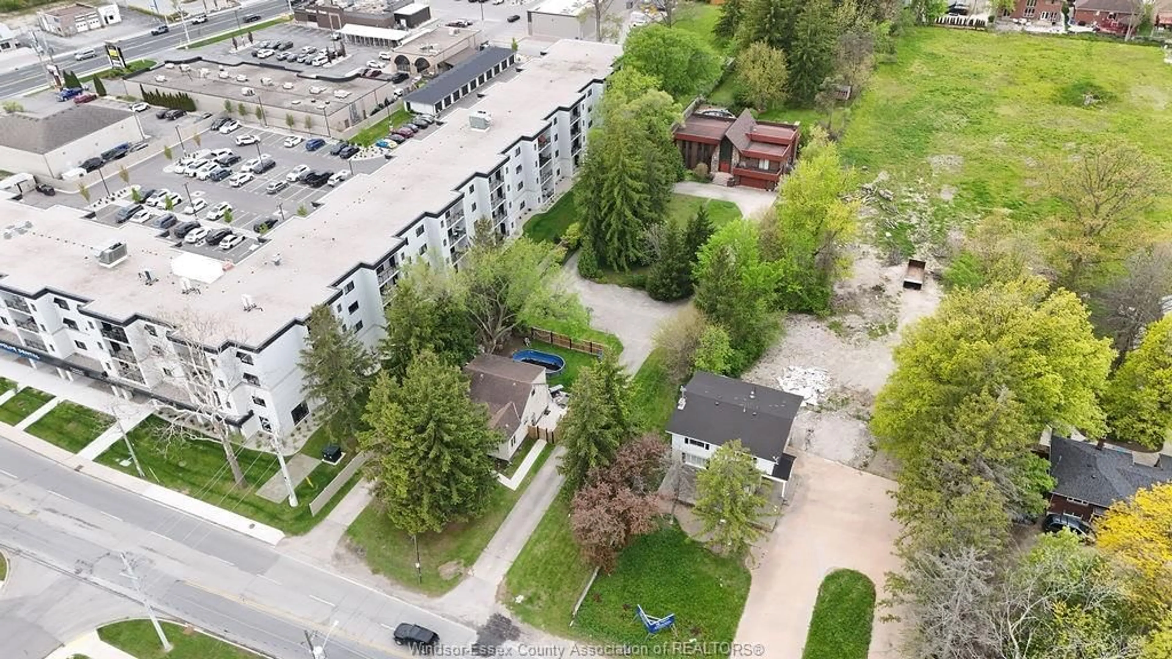 A pic from outside/outdoor area/front of a property/back of a property/a pic from drone, city buildings view from balcony for 3803 HOWARD Ave, Windsor Ontario N9E 3N8