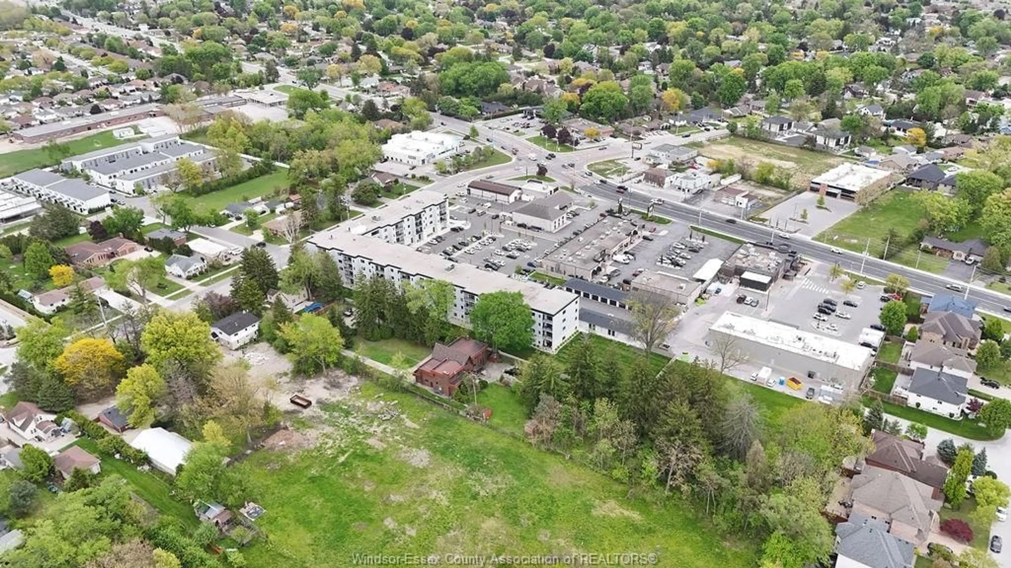 A pic from outside/outdoor area/front of a property/back of a property/a pic from drone, building for 3803 HOWARD Ave, Windsor Ontario N9E 3N8