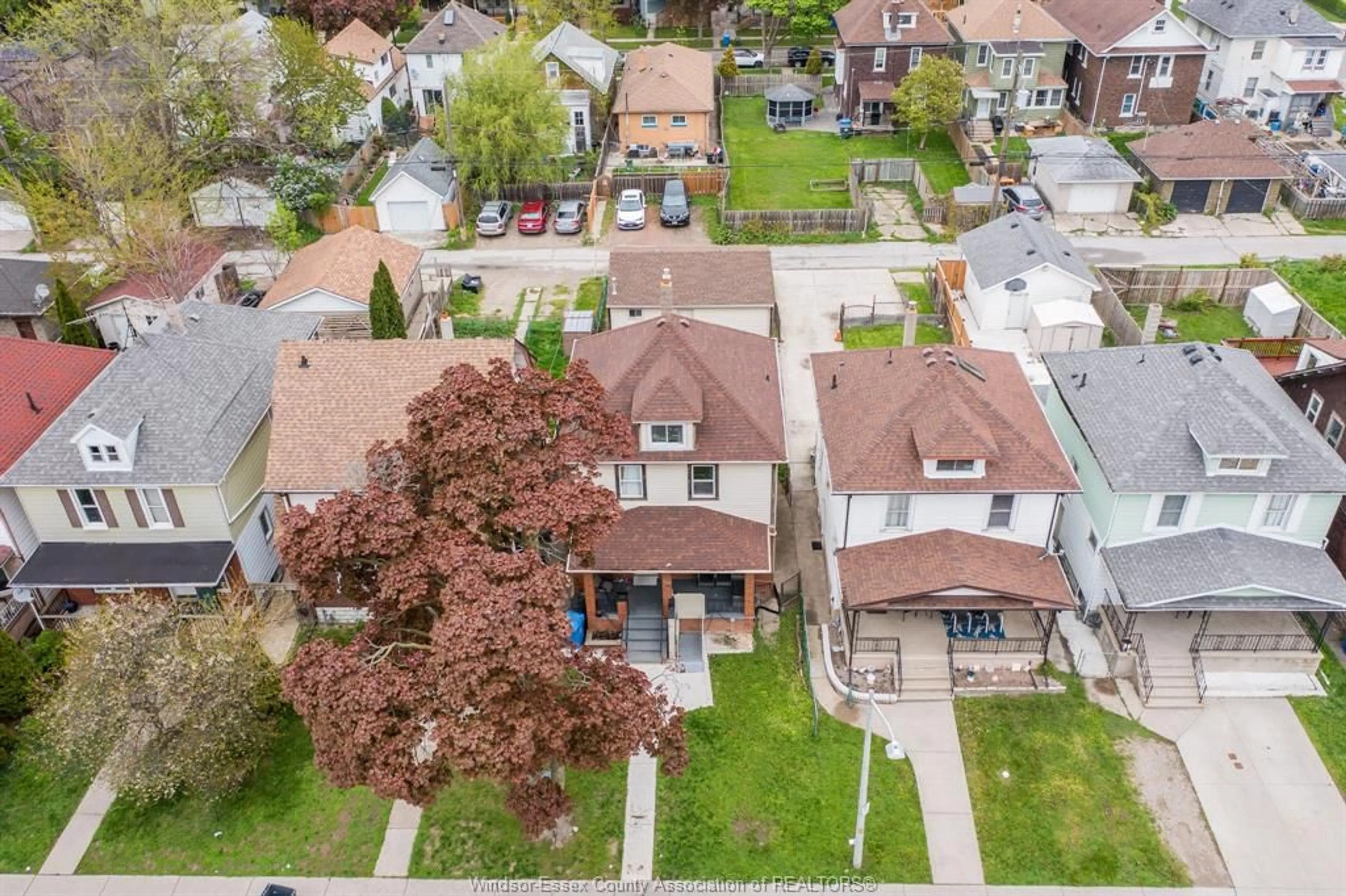 A pic from outside/outdoor area/front of a property/back of a property/a pic from drone, street for 748 MOY, Windsor Ontario N9A 2N6