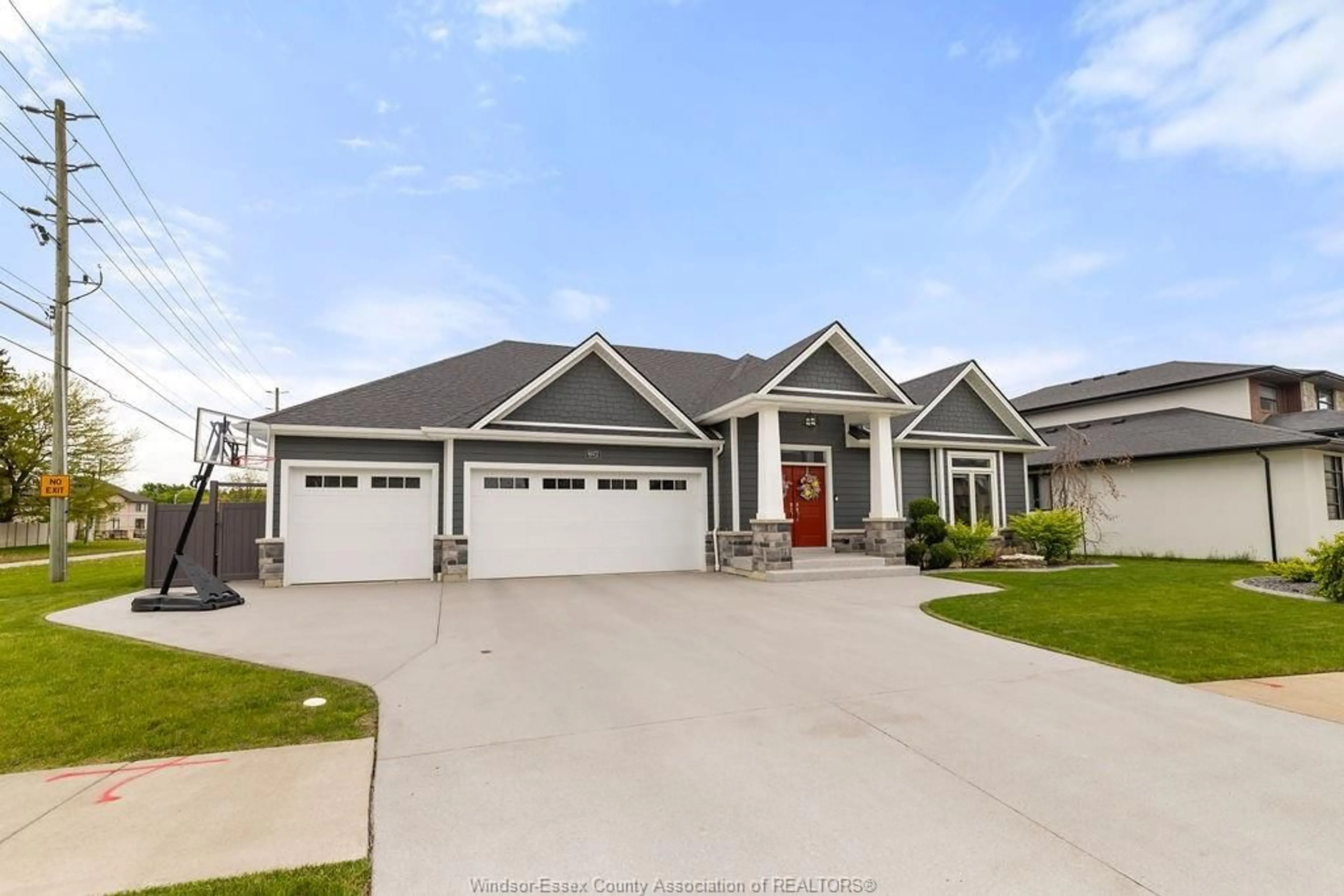 Home with vinyl exterior material, street for 6072 Silver Maple, LaSalle Ontario N9H 0C1