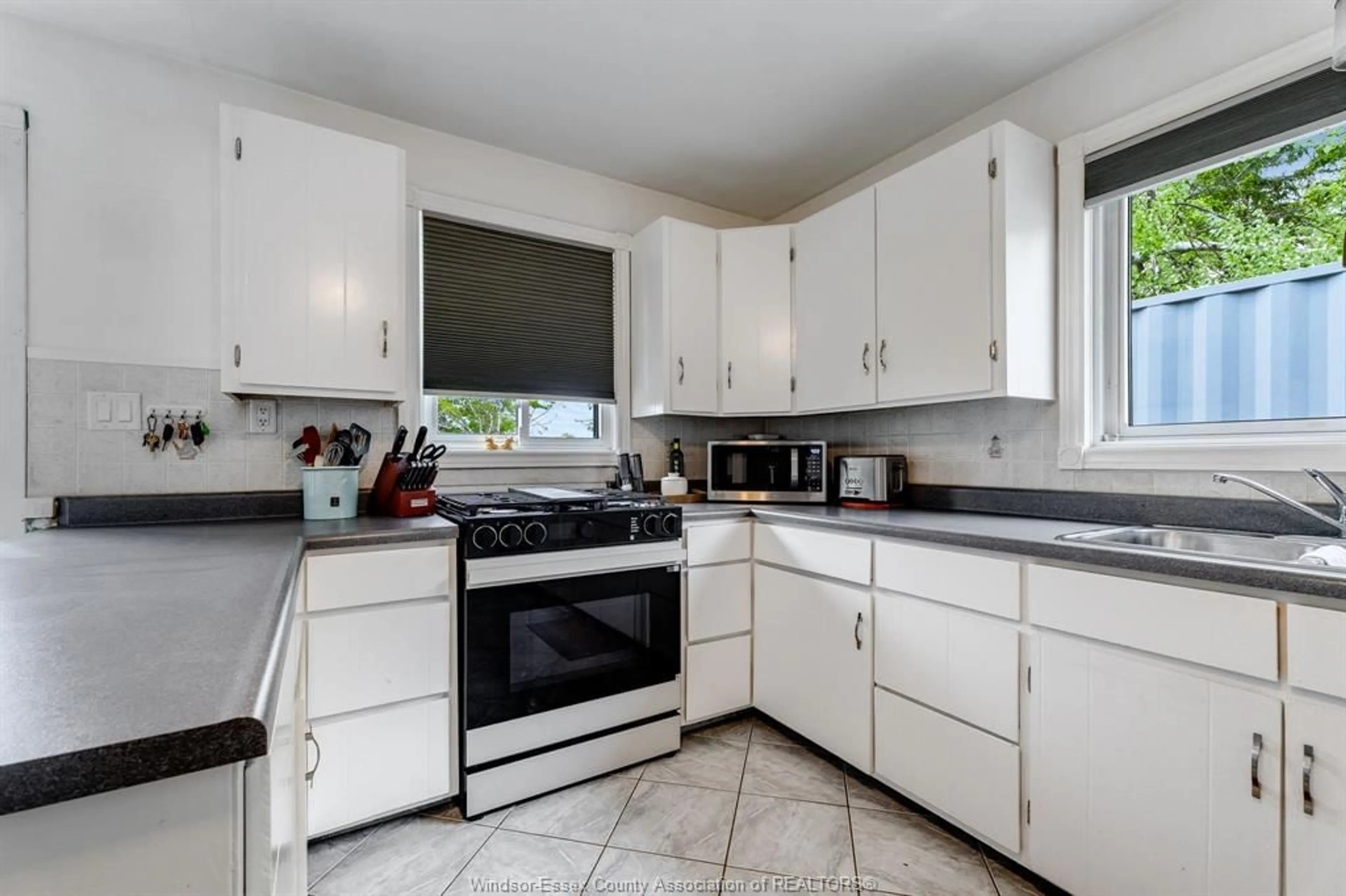 Standard kitchen, ceramic/tile floor for 9290 DISPUTED Rd, LaSalle Ontario N9H 0H9
