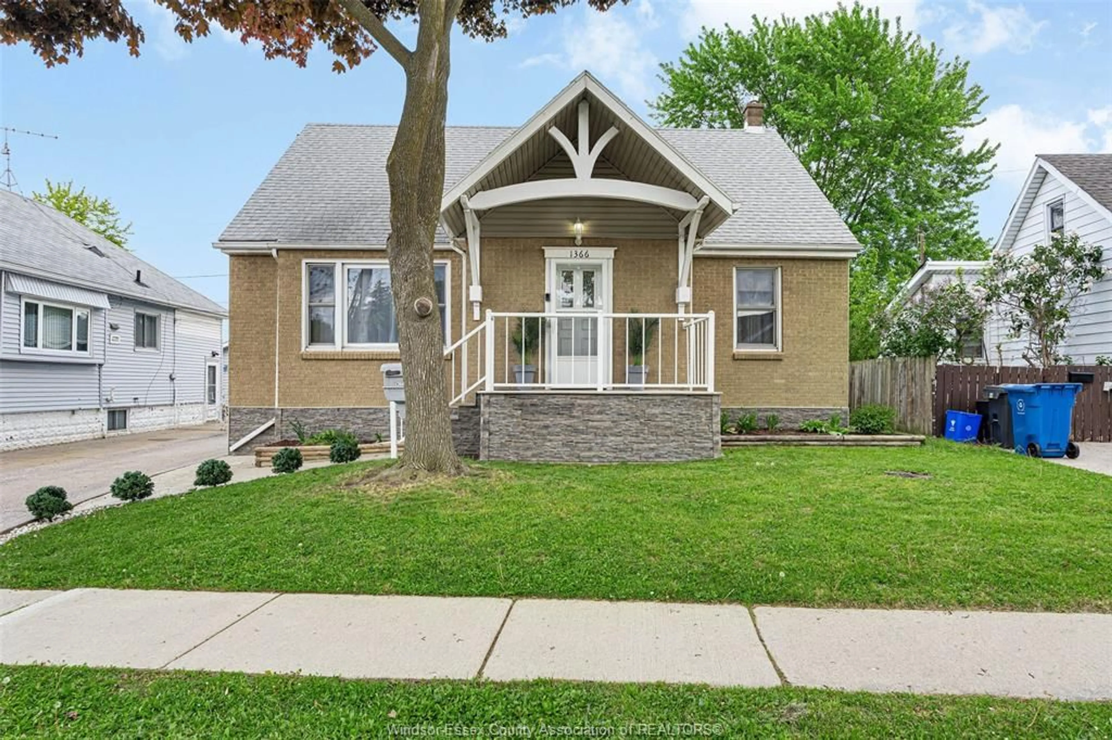 Home with vinyl exterior material, street for 1366 LILLIAN Ave, Windsor Ontario N8X 4A5