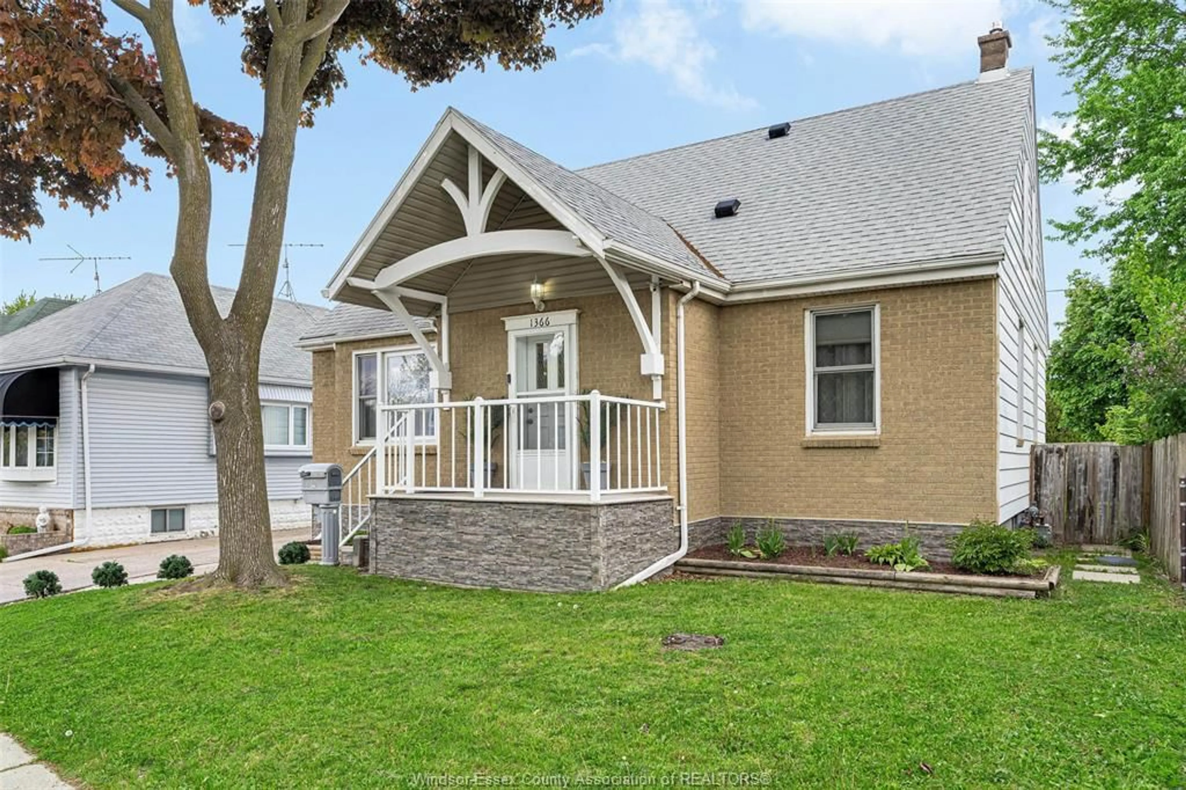 Home with vinyl exterior material, unknown for 1366 LILLIAN Ave, Windsor Ontario N8X 4A5