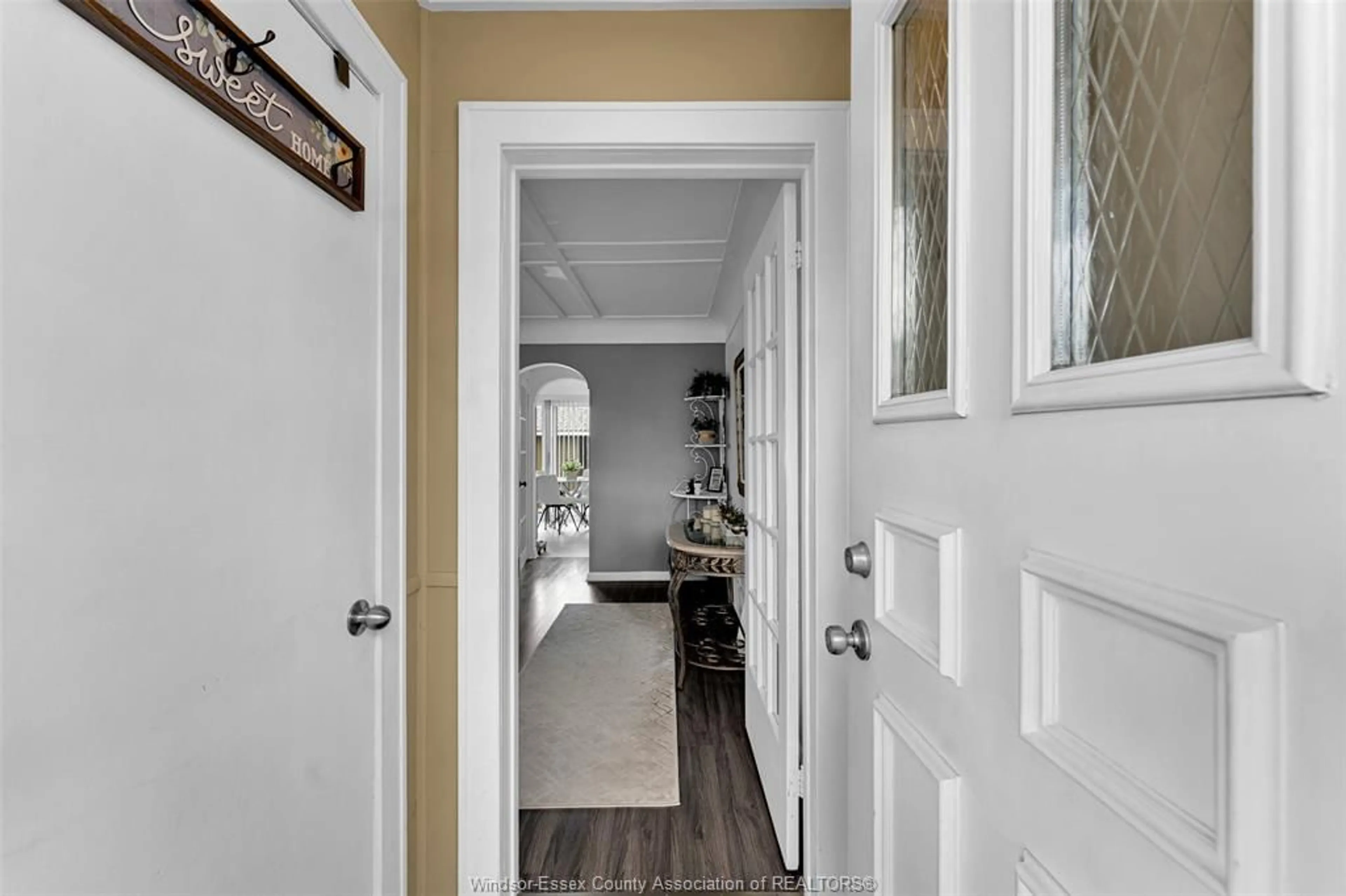 Indoor entryway for 1366 LILLIAN Ave, Windsor Ontario N8X 4A5