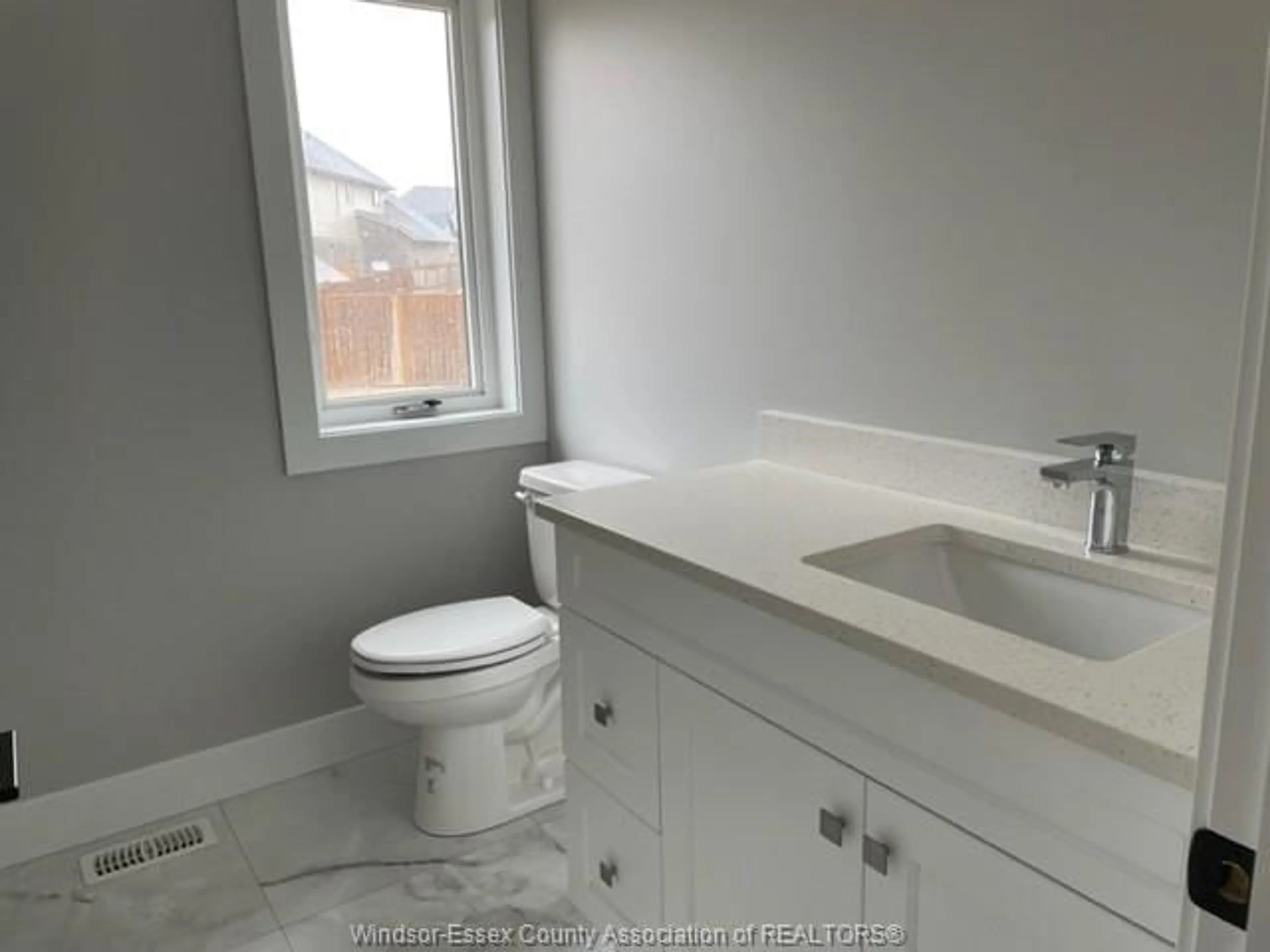 Standard bathroom, ceramic/tile floor for 85 BORDEAUX Pl, Chatham Ontario N7M 0S4