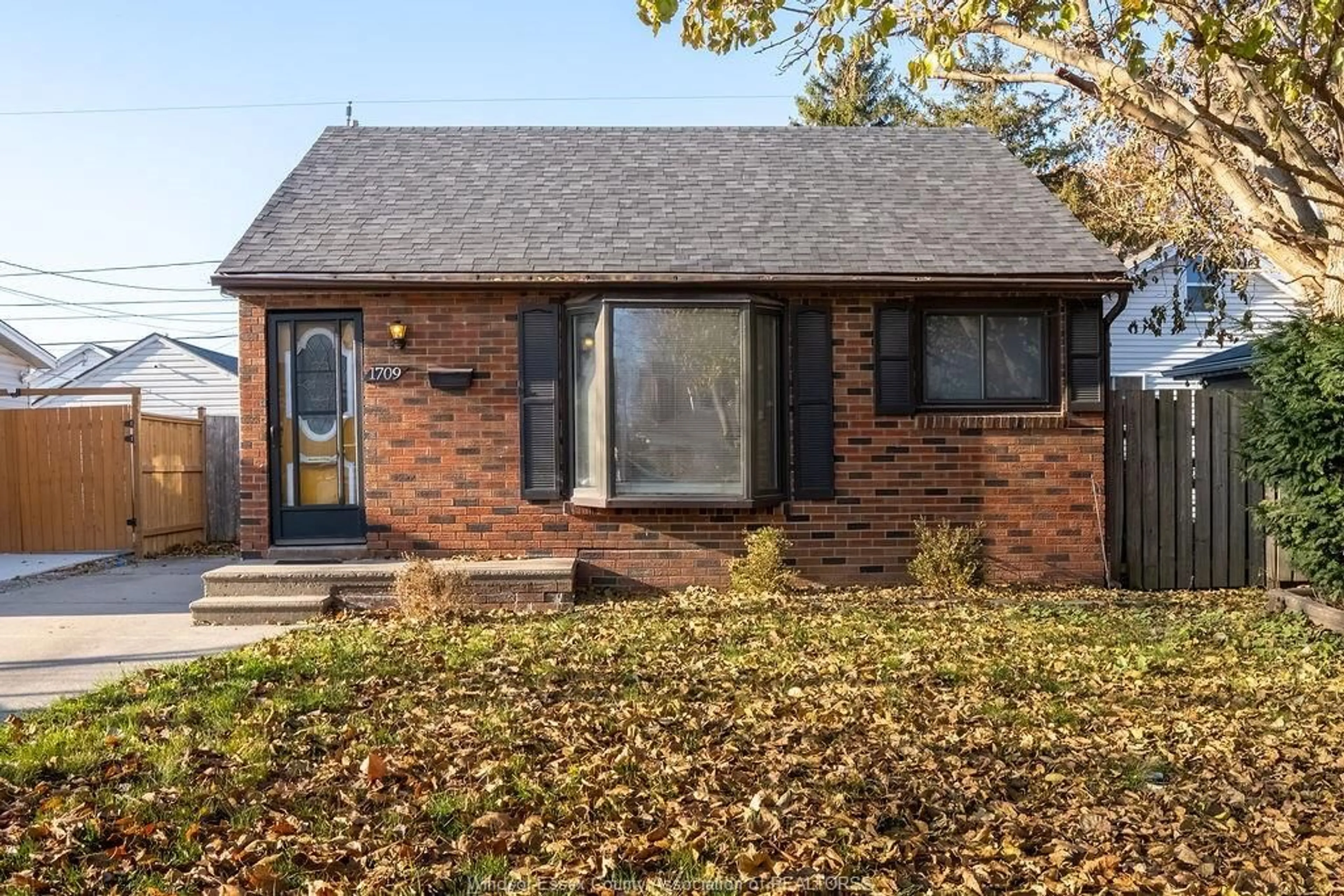 Home with brick exterior material, street for 1709 Cadillac, Windsor Ontario N8Y 2V7