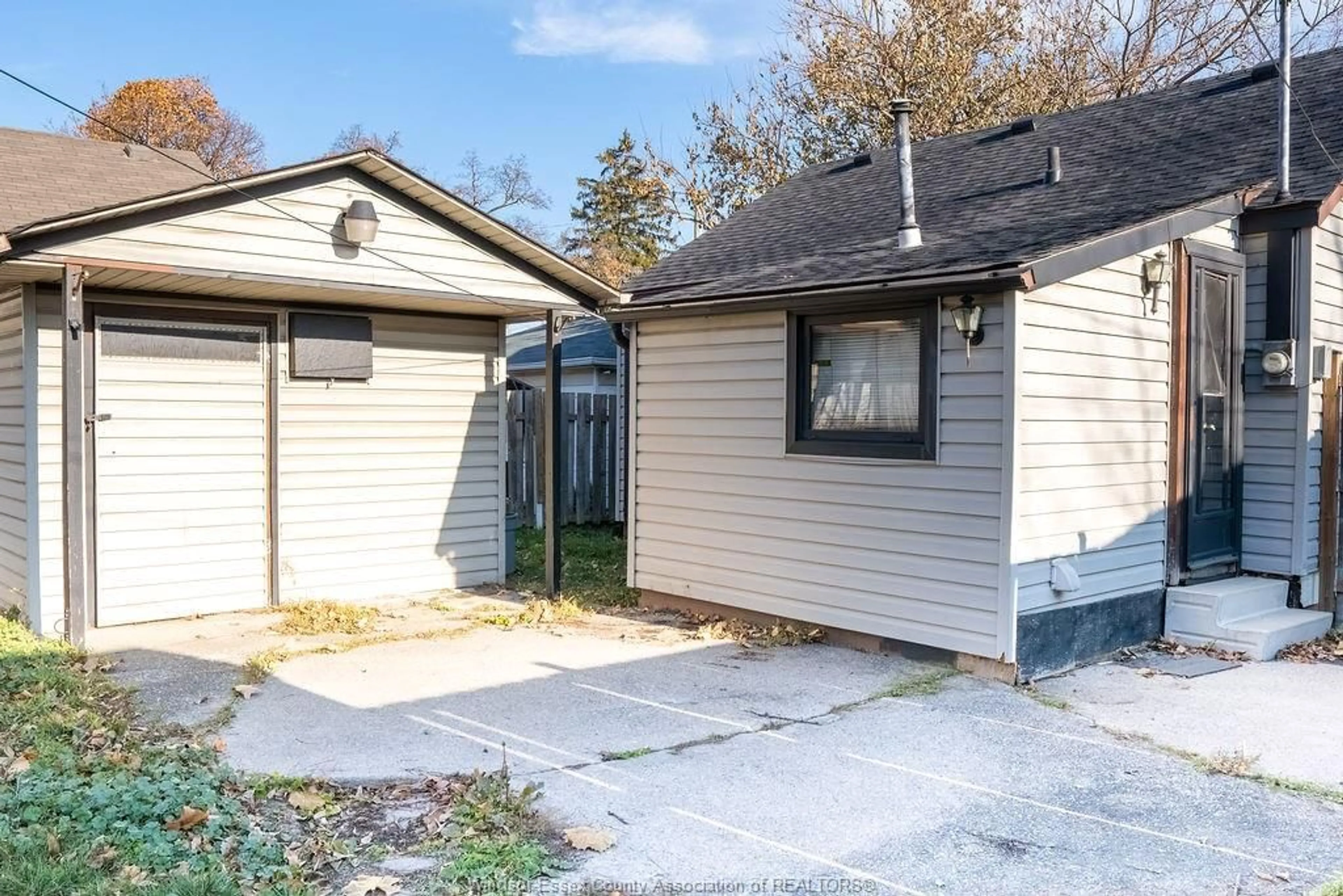 Home with vinyl exterior material, street for 1709 Cadillac, Windsor Ontario N8Y 2V7