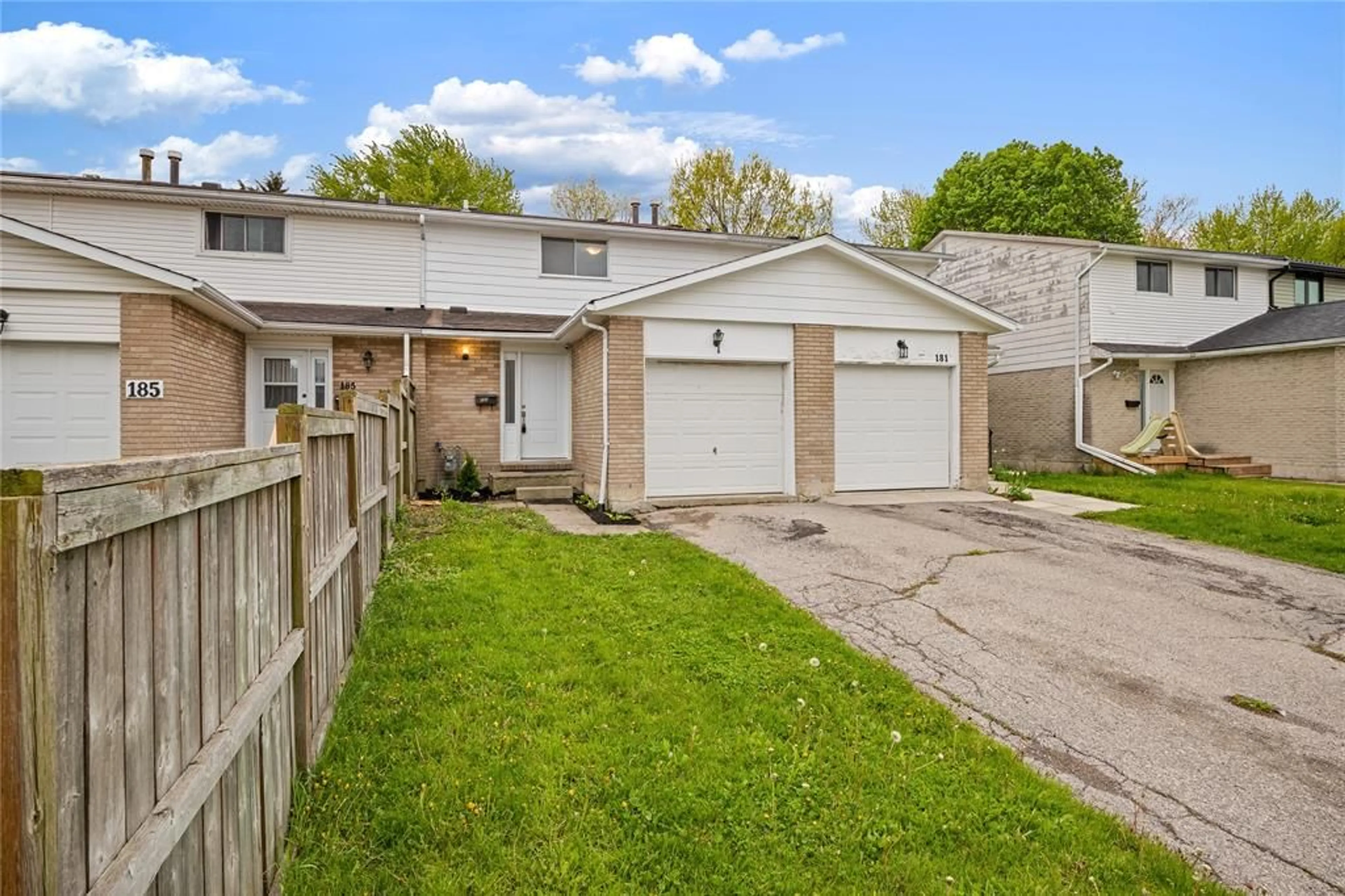 A pic from outside/outdoor area/front of a property/back of a property/a pic from drone, street for 183 BEDFORD Cres, Sarnia Ontario N7S 4B4