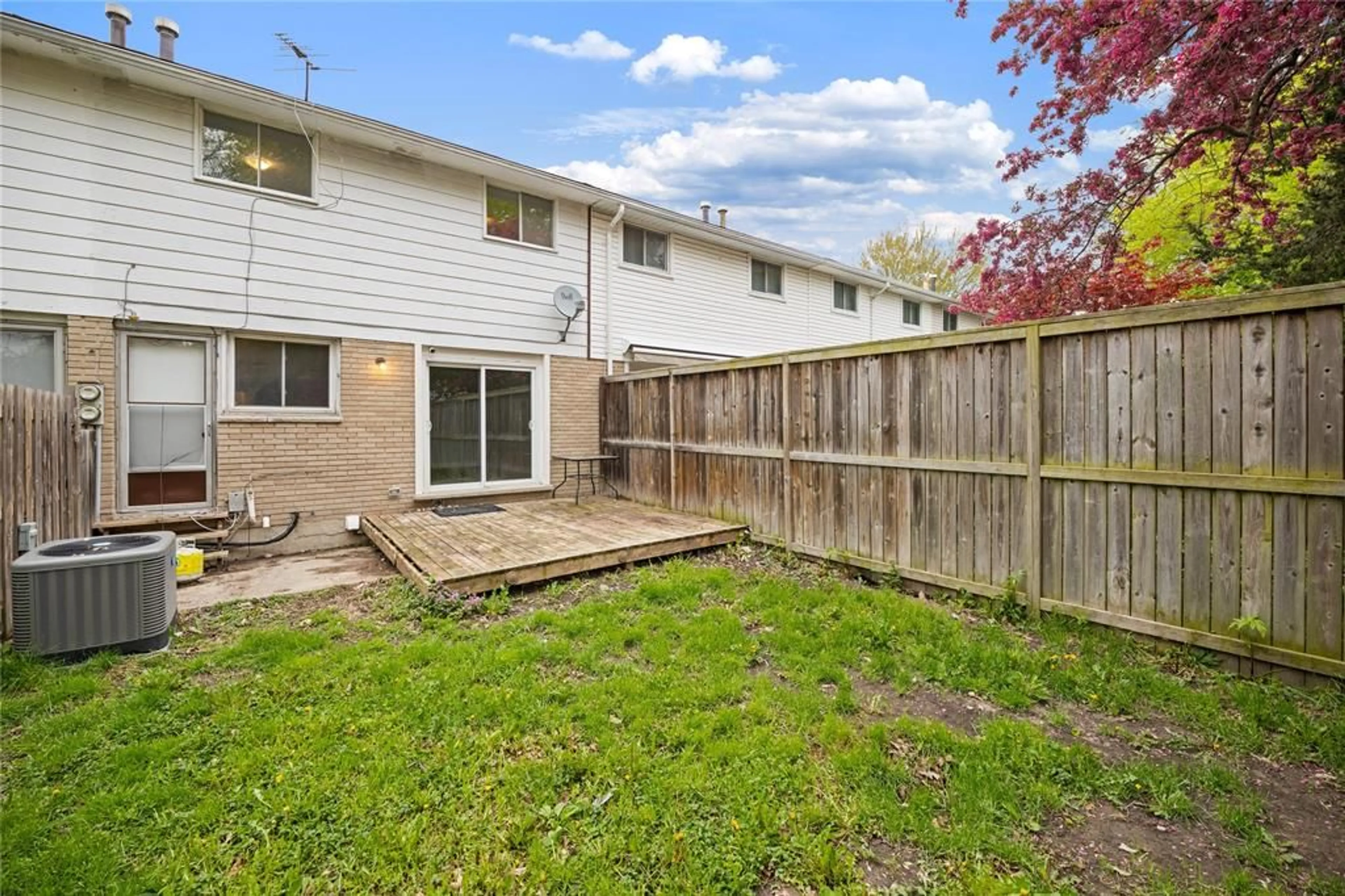 Patio, street for 183 BEDFORD Cres, Sarnia Ontario N7S 4B4