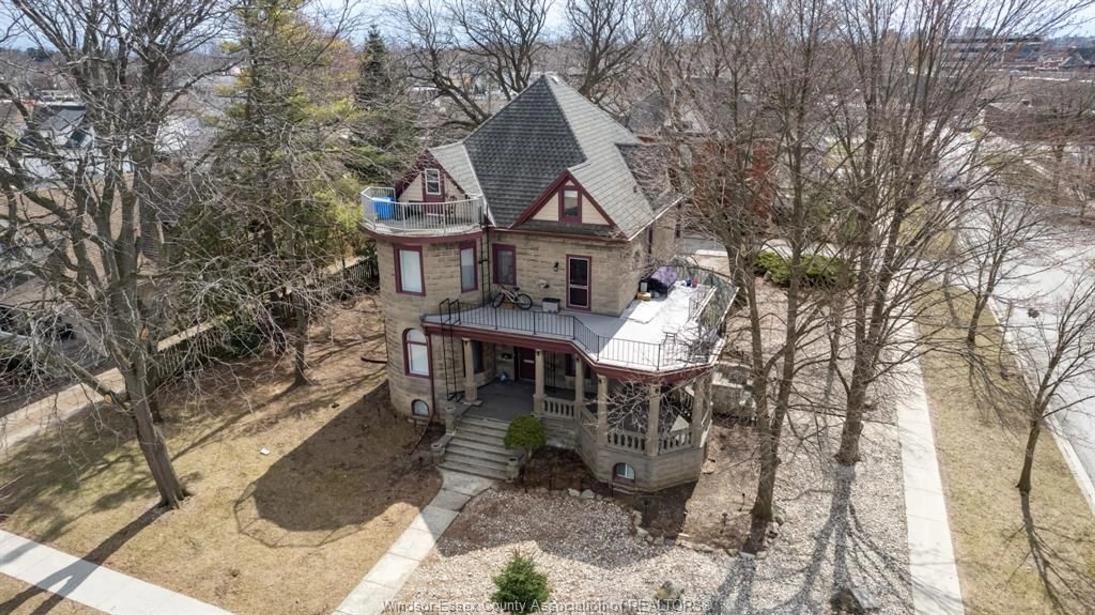 A pic from outside/outdoor area/front of a property/back of a property/a pic from drone, building for 18 CLARK St, Leamington Ontario N8H 1E1