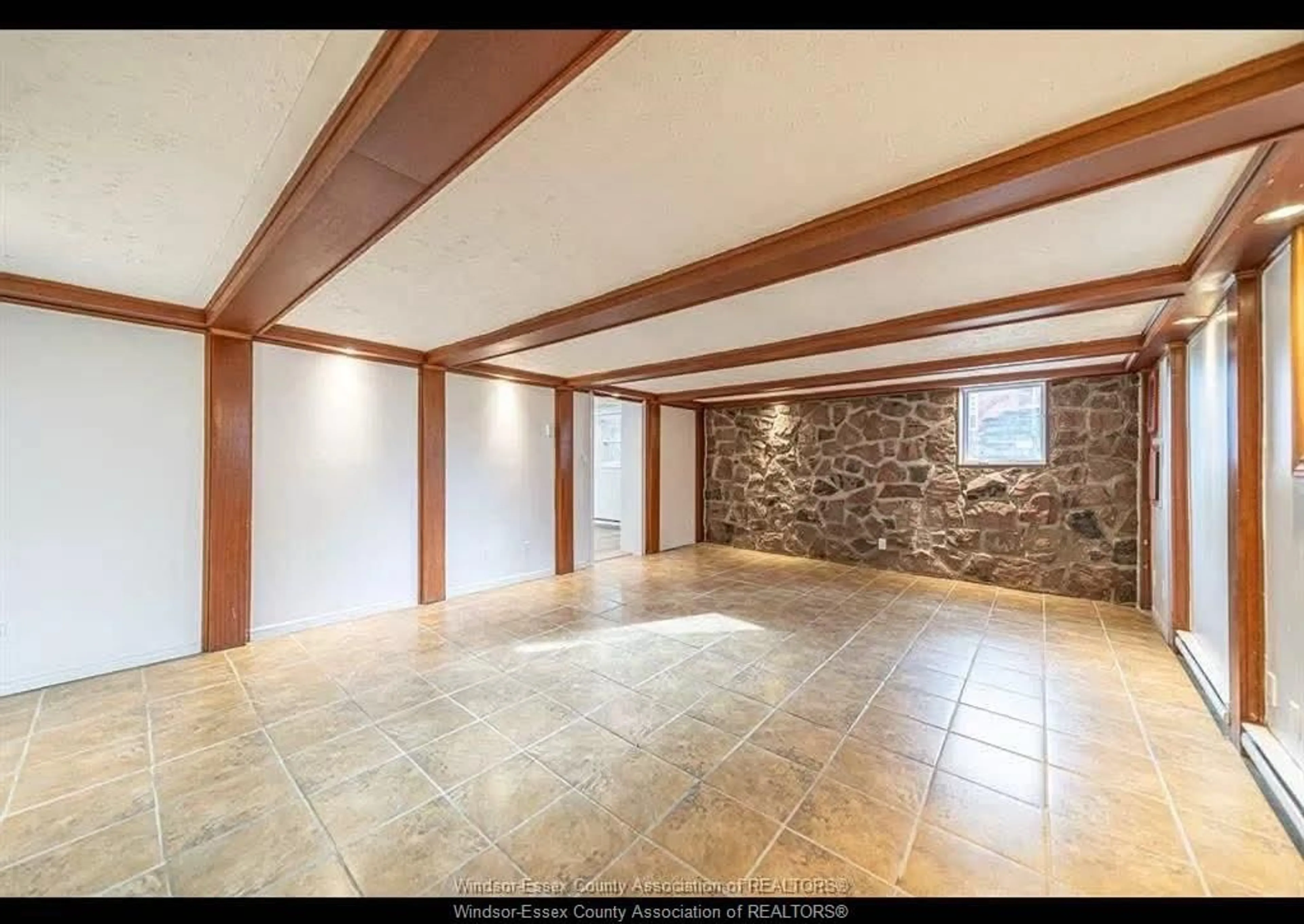 Indoor foyer for 18 CLARK St, Leamington Ontario N8H 1E1