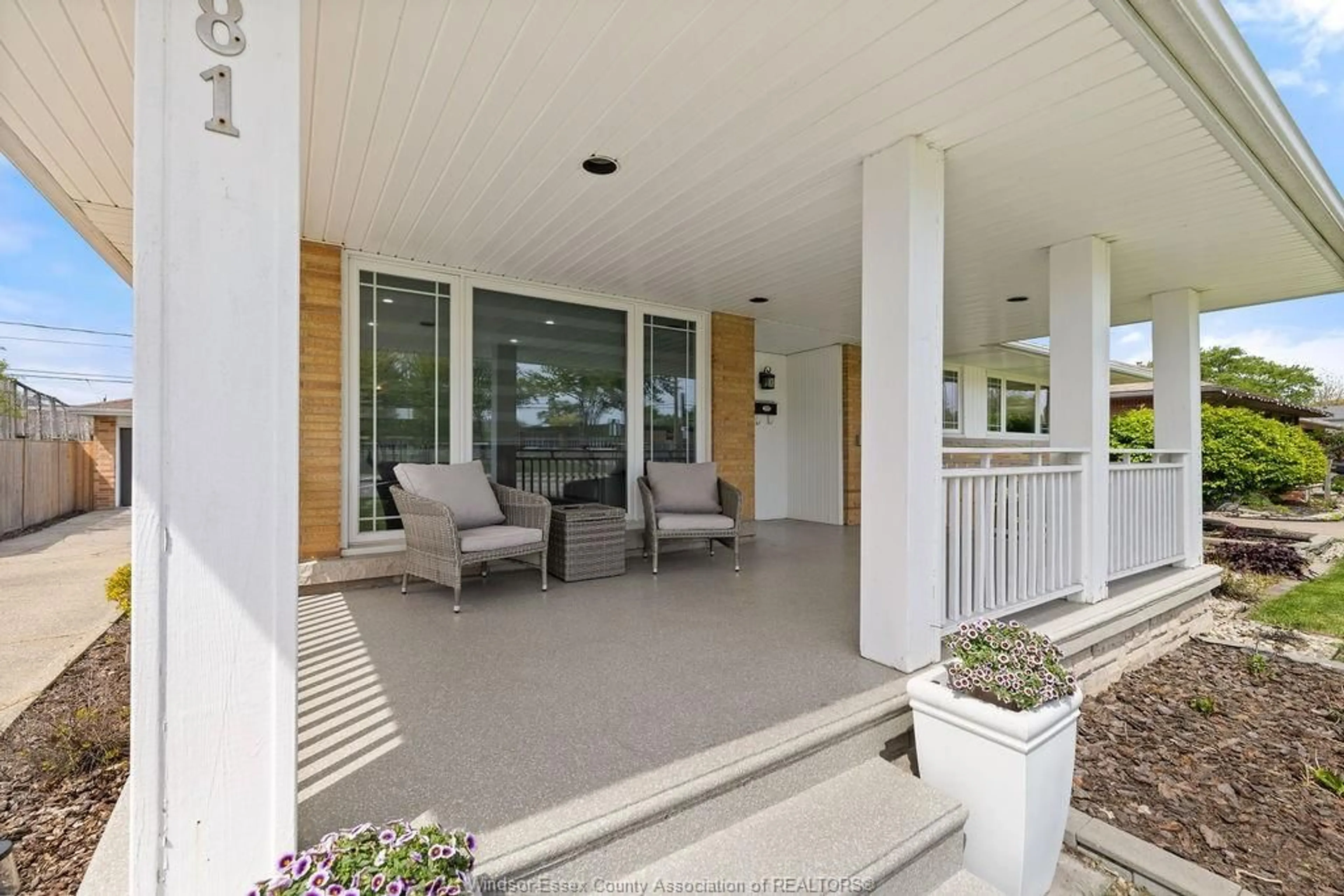 Indoor foyer for 3881 MOUNT CARMEL Dr, Windsor Ontario N9G 2C6