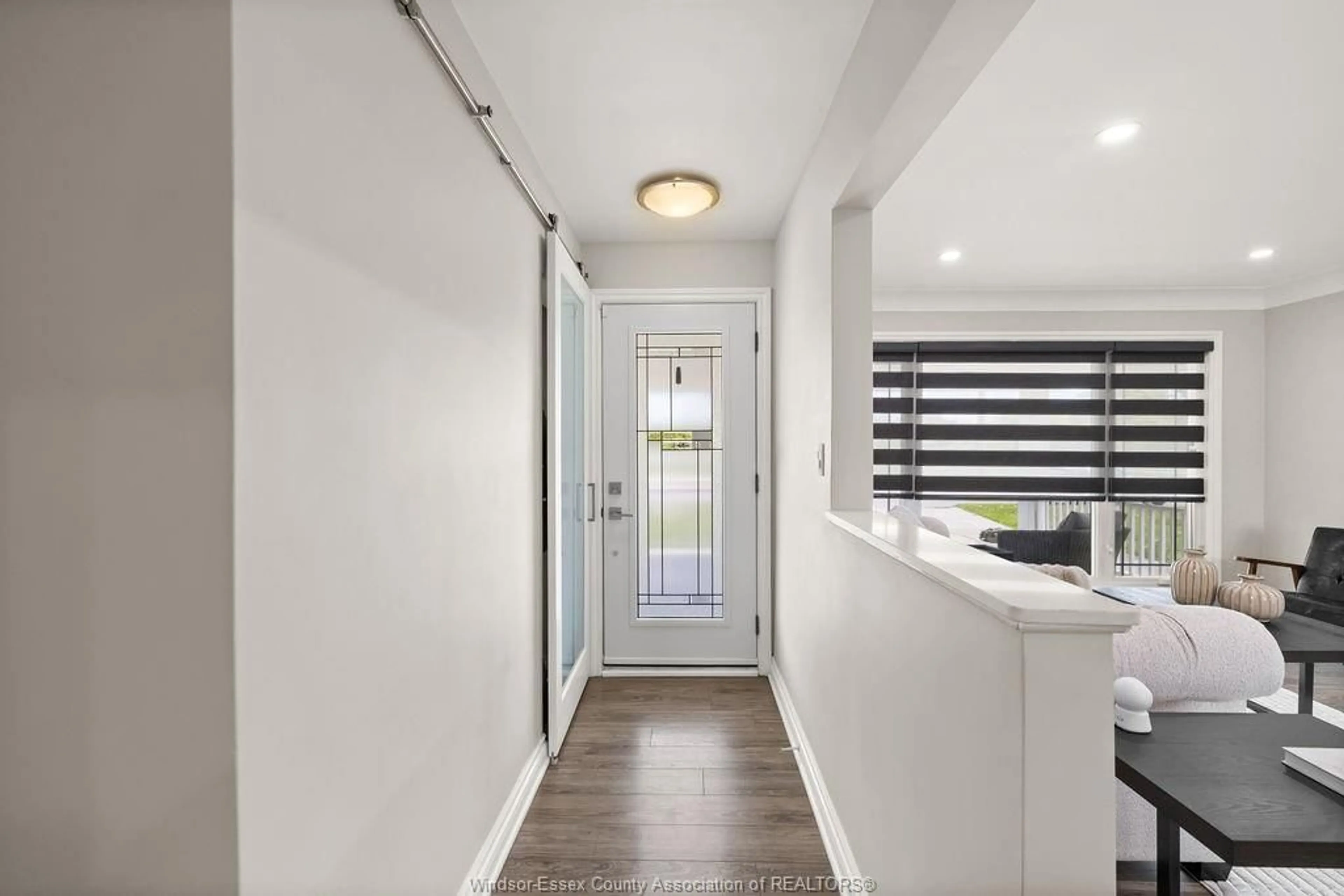 Indoor entryway for 3881 MOUNT CARMEL Dr, Windsor Ontario N9G 2C6