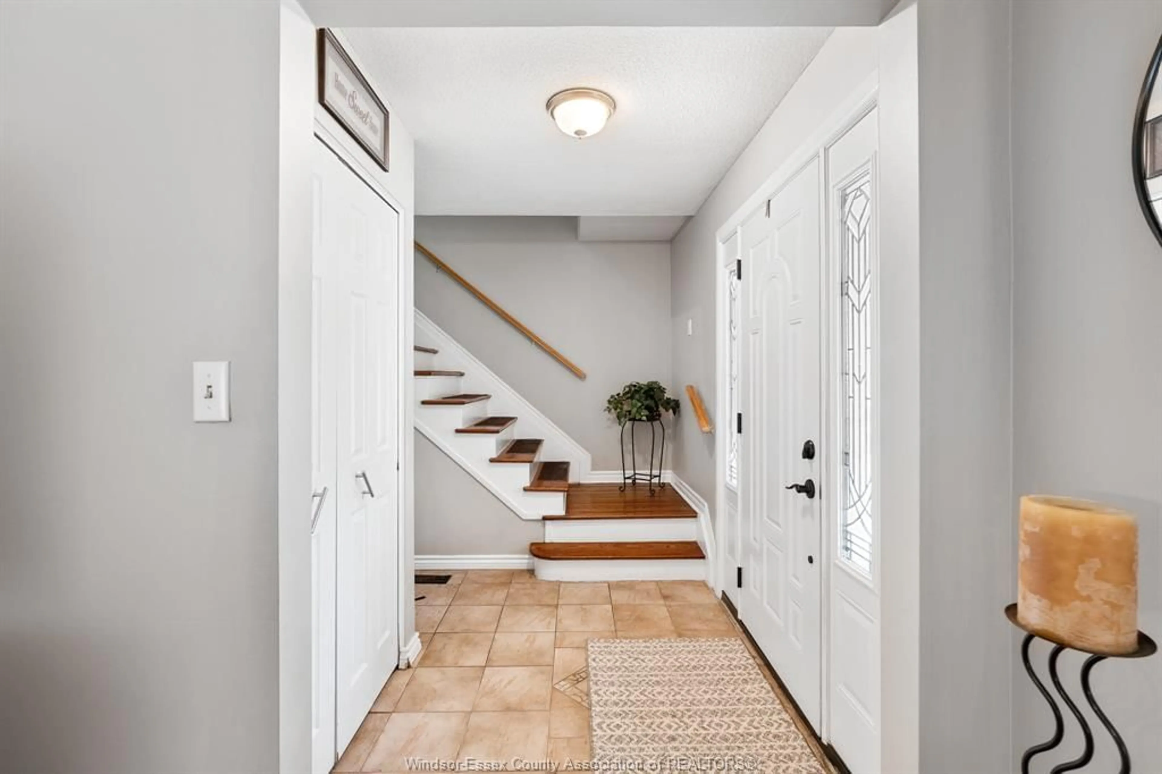 Indoor entryway for 2870 GLENWOOD, Windsor Ontario N9E 2X8