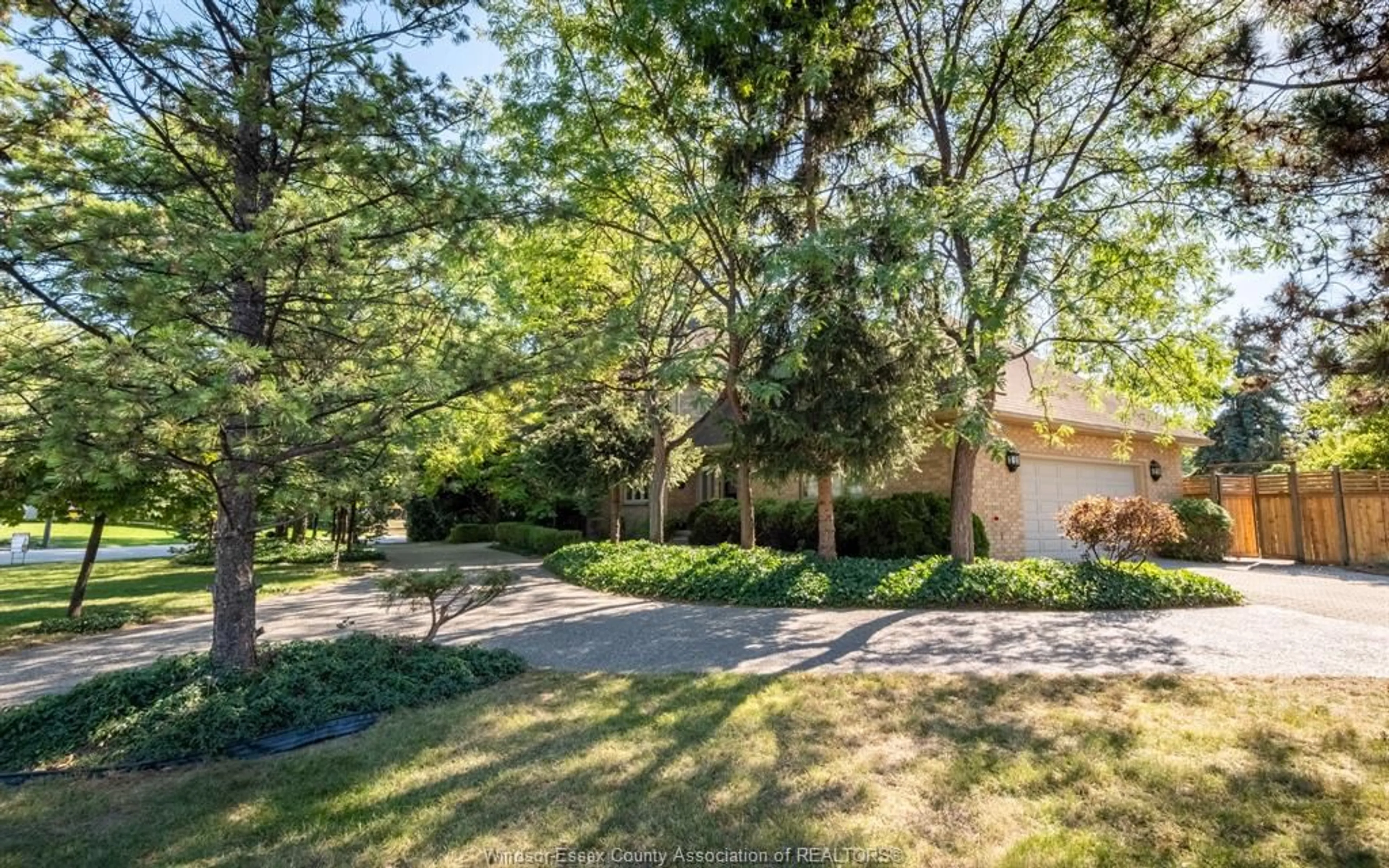 A pic from outside/outdoor area/front of a property/back of a property/a pic from drone, unknown for 379 ELMGROVE Dr, Lakeshore Ontario N8N 4H2