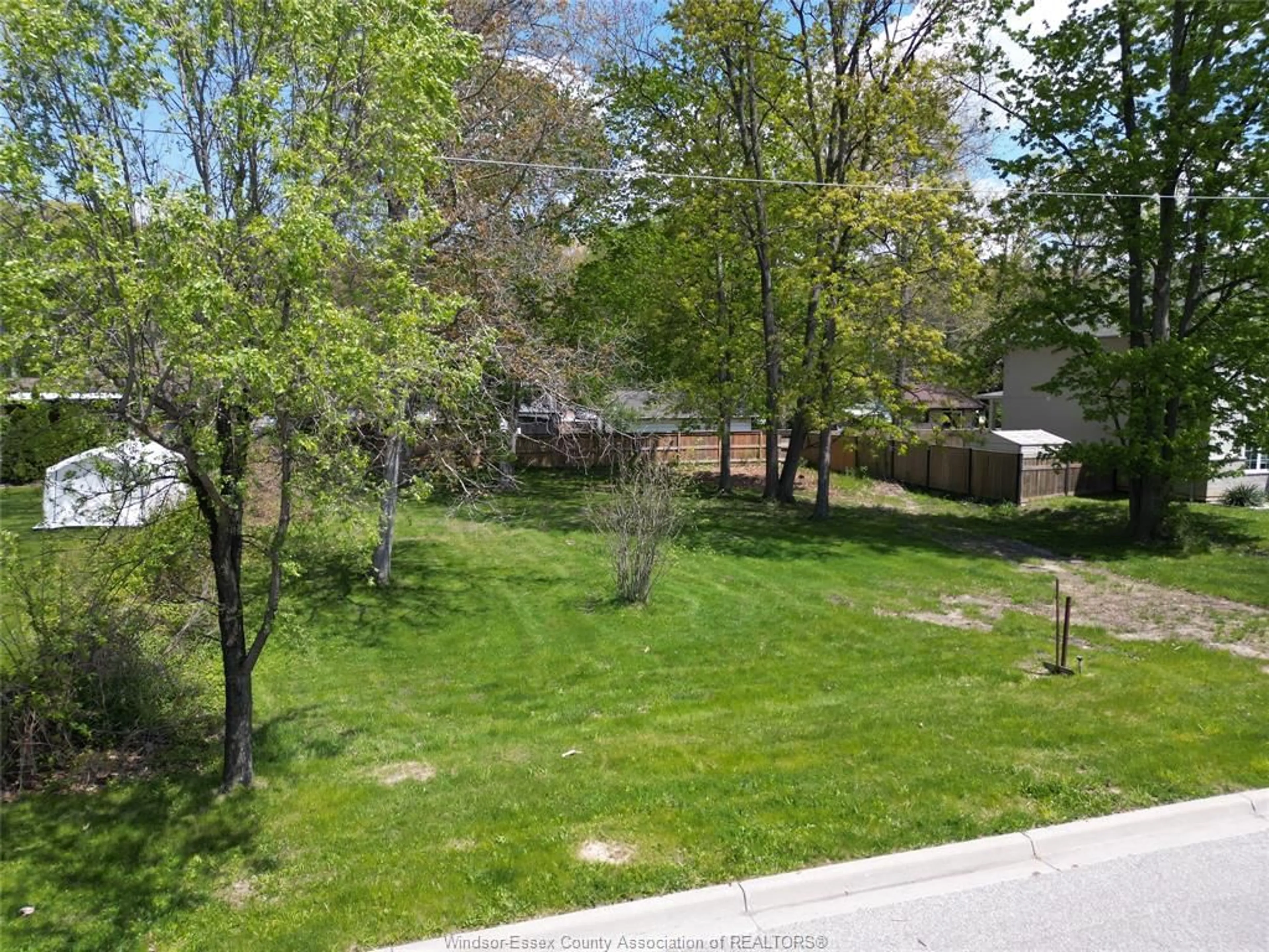 A pic from outside/outdoor area/front of a property/back of a property/a pic from drone, street for 1270 MAPLE, LaSalle Ontario N9J 3Y6