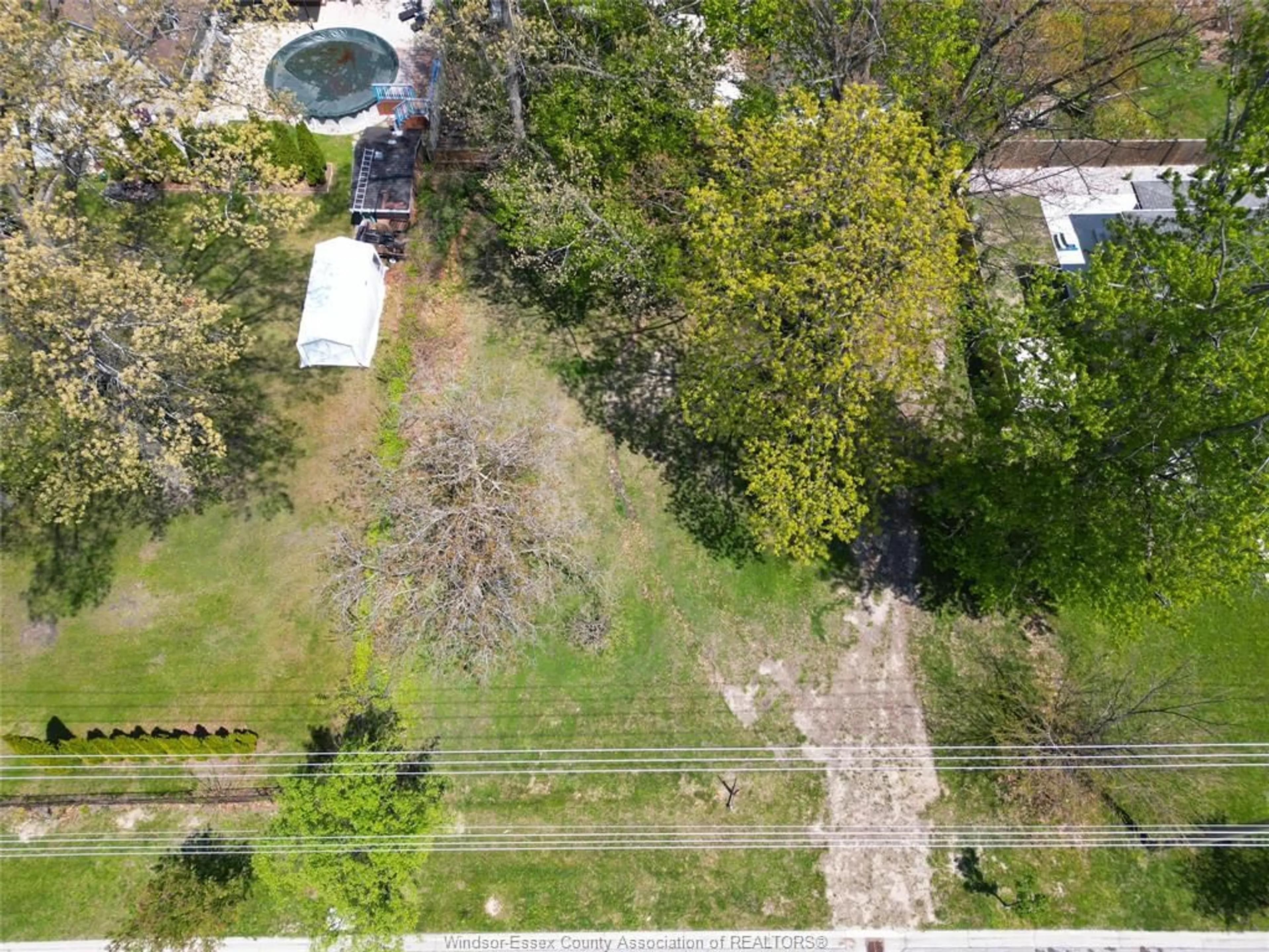 A pic from outside/outdoor area/front of a property/back of a property/a pic from drone, unknown for 1270 MAPLE, LaSalle Ontario N9J 3Y6