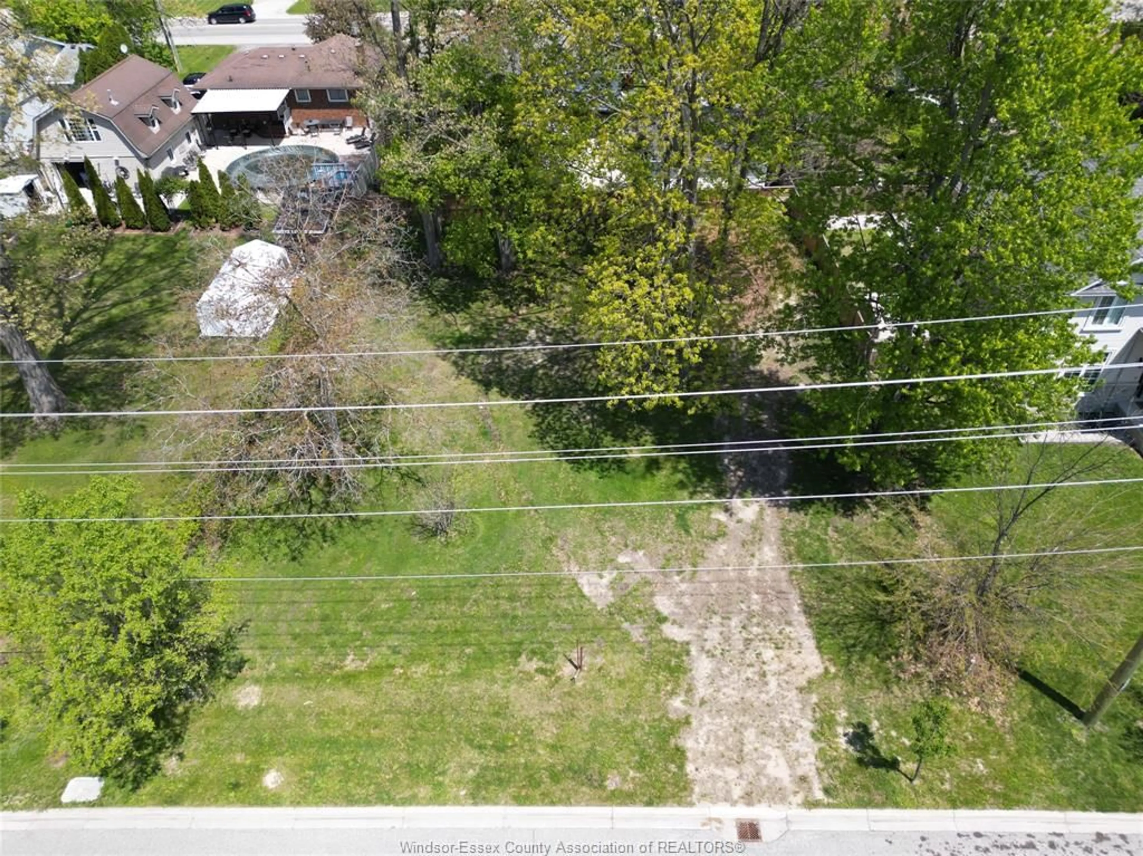 A pic from outside/outdoor area/front of a property/back of a property/a pic from drone, street for 1270 MAPLE, LaSalle Ontario N9J 3Y6