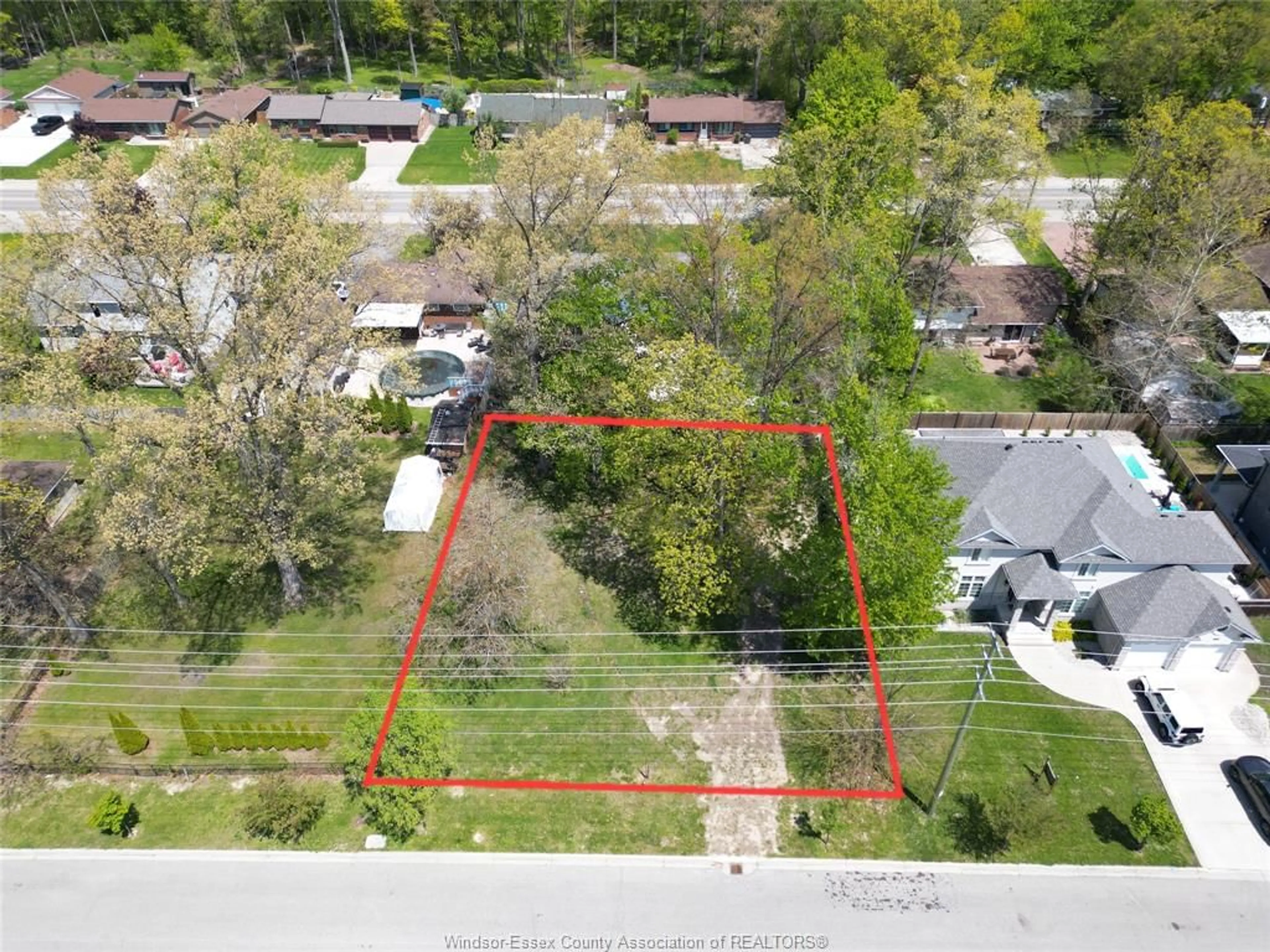 A pic from outside/outdoor area/front of a property/back of a property/a pic from drone, street for 1270 MAPLE, LaSalle Ontario N9J 3Y6