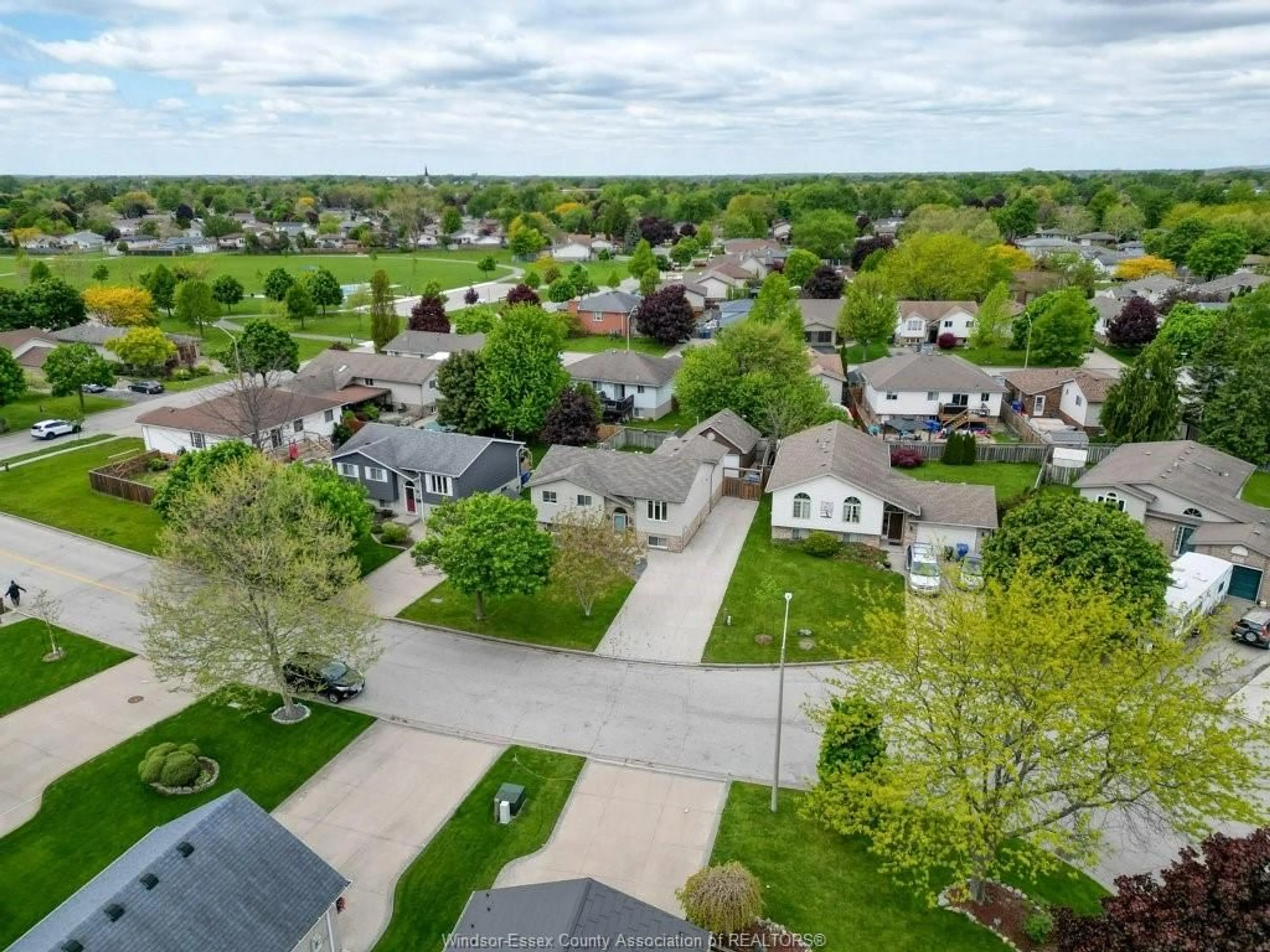 A pic from outside/outdoor area/front of a property/back of a property/a pic from drone, street for 135 BRUSH Cres, Amherstburg Ontario N9V 3Y5