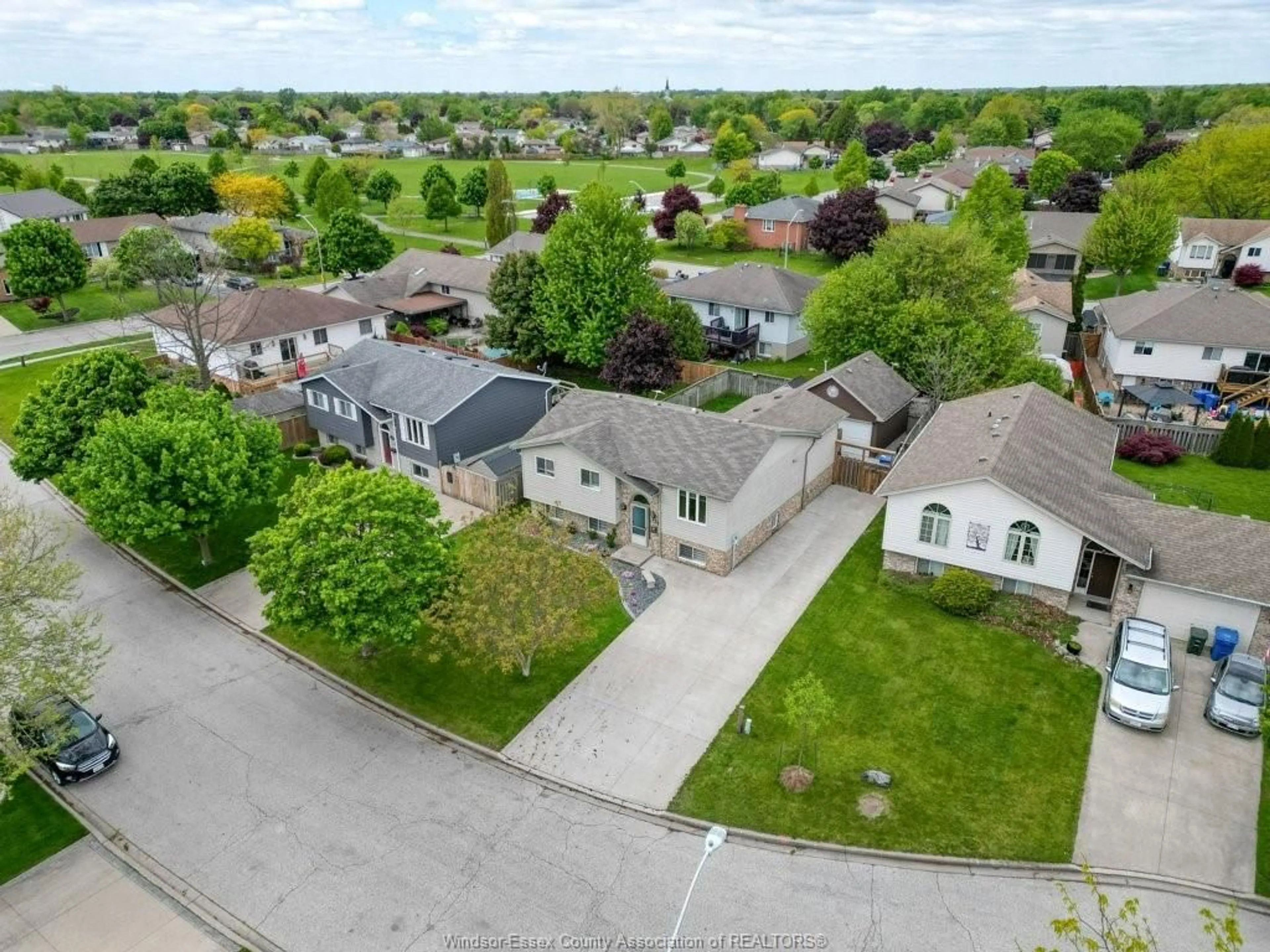 A pic from outside/outdoor area/front of a property/back of a property/a pic from drone, street for 135 BRUSH Cres, Amherstburg Ontario N9V 3Y5