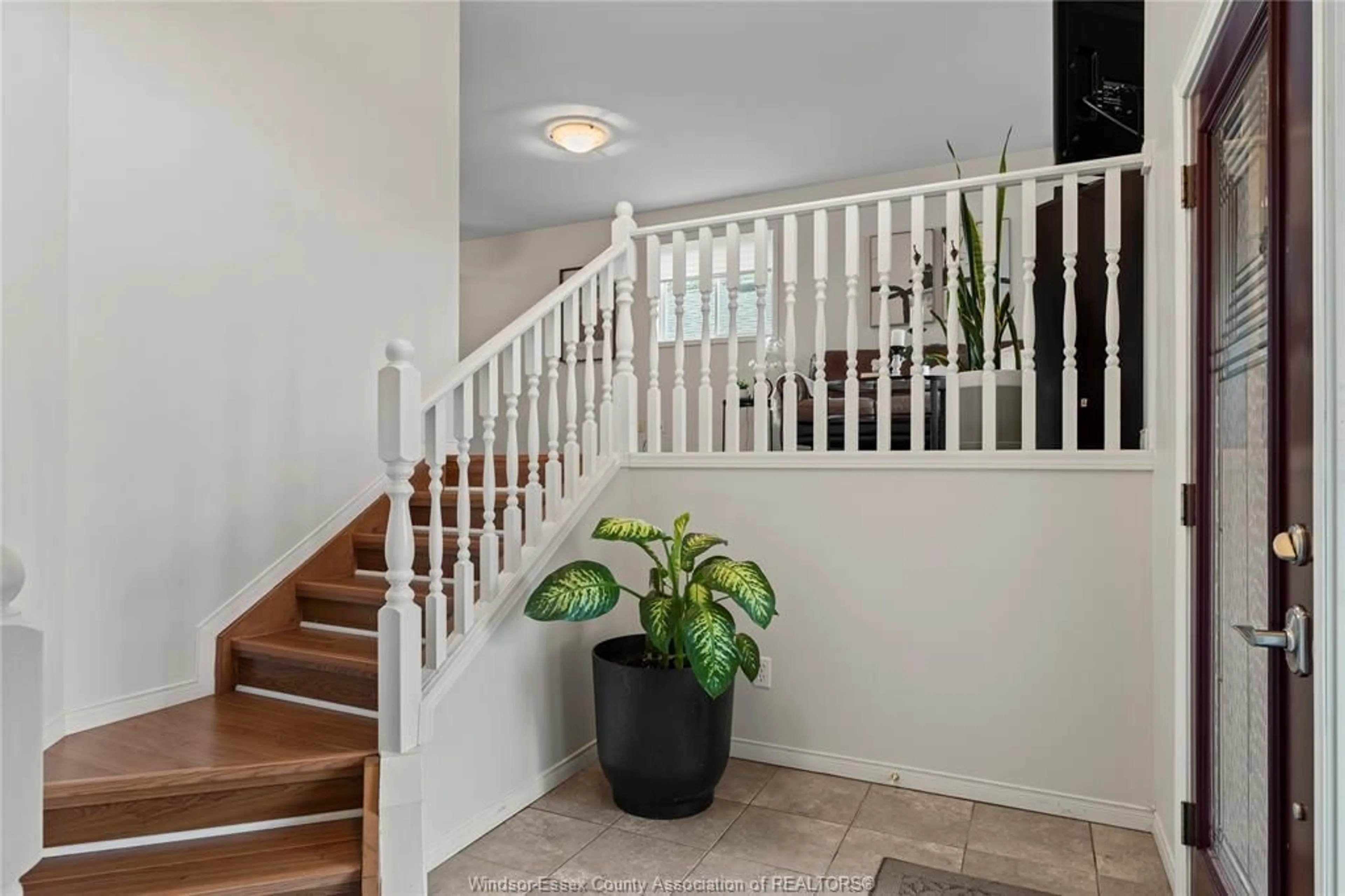 Indoor entryway for 1560 GRAND MARAIS Rd, Windsor Ontario N8W 1W2
