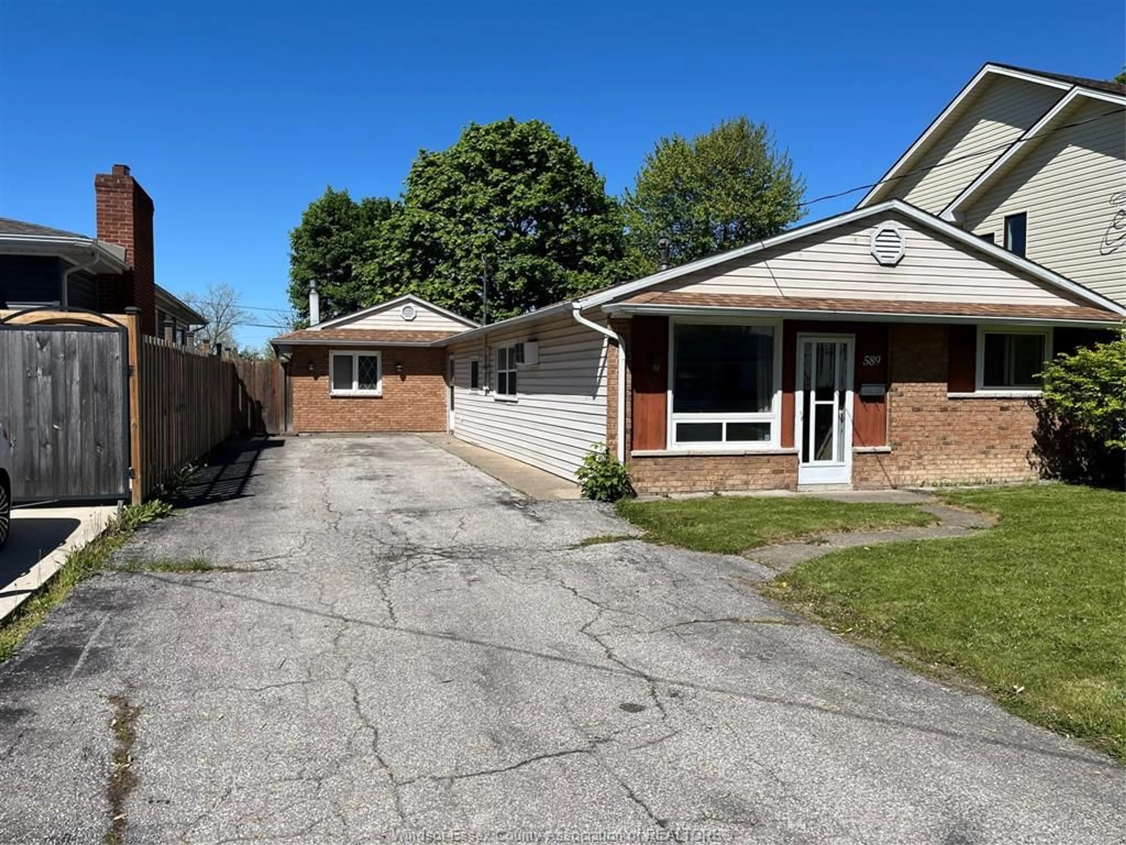 A pic from outside/outdoor area/front of a property/back of a property/a pic from drone, street for 589 ELINOR, Windsor Ontario N8P 1E3